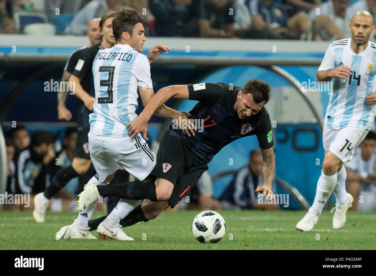 Nicolas TAGLIAFICO (left, ARG) versus Mario MANDZUKIC (CRO), action, duels, Argentina (ARG) - Croatia (CRO) 0: 3, preliminary round, Group D, match 23, on 21.06.2018 in Moscow; Football World Cup 2018 in Russia from 14.06. - 15.07.2018. | usage worldwide Credit: dpa picture alliance/Alamy Live News Stock Photo