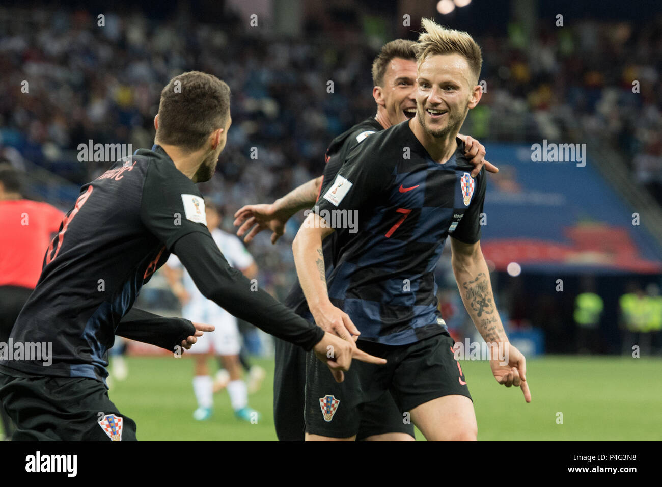goalkeeper Ivan RAKITIC (right, CRO) cheers with Mateo KOVACIC (left, CRO) and Mario MANDZUKIC (CRO) over the goal to make it 3-0 for Croatia, jubilation, cheering, cheering, joy, cheers, celebrate, goaljubel, half FIGURE, Half Figure, Argentina (ARG) - Croatia (CRO) 0: 3, Preliminary Round, Group D, match 23, on 21.06.2018 in Moscow; Football World Cup 2018 in Russia from 14.06. - 15.07.2018. | usage worldwide Credit: dpa picture alliance/Alamy Live News Stock Photo