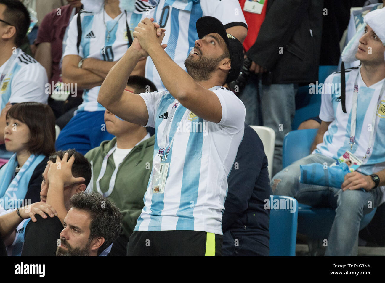 Nizhny Novgorod, Russia. 21 June 2018.  The Argentine fans are disappointed, showered, decapitation, disappointment, sad, frustrated, frustrated, late-rised, fan, fans, spectators, supporters, supporters, Argentina (ARG) - Croatia (CRO) 0: 3, preliminary round, group D, game 23, on the 21.06.2018 in Moscow; Football World Cup 2018 in Russia from 14.06. - 15.07.2018. | usage worldwide Credit: dpa/Alamy Live News Credit: dpa picture alliance/Alamy Live News Stock Photo