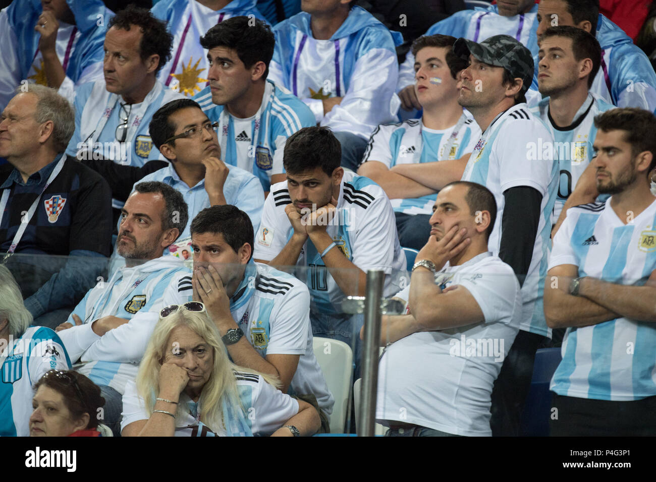 Nizhny Novgorod, Russia. 21 June 2018.  The Argentine fans are disappointed, showered, decapitation, disappointment, sad, frustrated, frustrated, late-rised, fan, fans, spectators, supporters, supporters, Argentina (ARG) - Croatia (CRO) 0: 3, preliminary round, group D, game 23, on the 21.06.2018 in Moscow; Football World Cup 2018 in Russia from 14.06. - 15.07.2018. | usage worldwide Credit: dpa/Alamy Live News Credit: dpa picture alliance/Alamy Live News Stock Photo