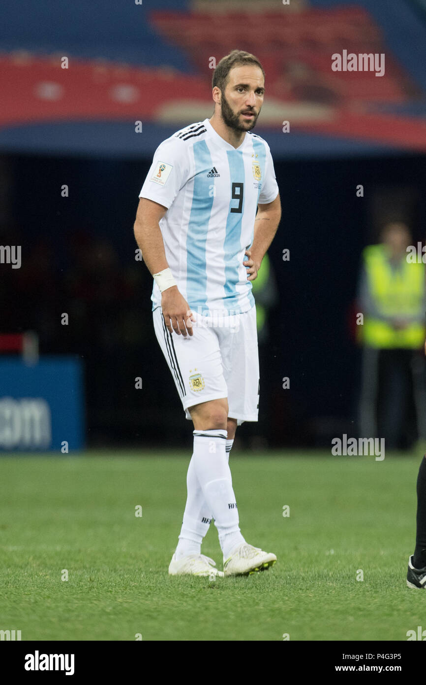 Nizhny Novgorod, Russia. 21 June 2018.  Gonzalo HIGUAIN (ARG) is disappointed, showered, disappointed, disappointed, sad, frustrated, frustrated, late-rate, full figure, upright, Argentina (ARG) - Croatia (CRO) 0: 3, Preliminary Round, Group D, match 23, at 21.06 .2018 in Moscow; Football World Cup 2018 in Russia from 14.06. - 15.07.2018. | usage worldwide Credit: dpa/Alamy Live News Credit: dpa picture alliance/Alamy Live News Stock Photo