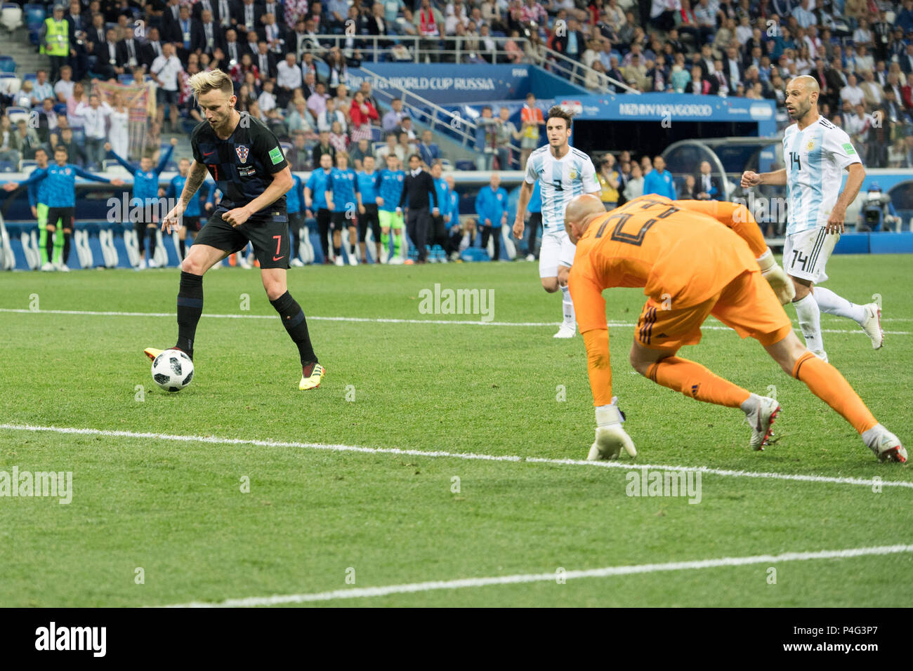 Nizhny Novgorod, Russia. 21 June 2018.  Ivan RAKITIC (left, CRO) shoots goalkeeper Wilfredo CABALLERO (ARG) the goal to make it 3-0 for Croatia, Action, Argentina (ARG) - Croatia (CRO) 0: 3, Preliminary Round, Group D, Match 23, on 21.06. 2018 in Moscow; Football World Cup 2018 in Russia from 14.06. - 15.07.2018. | usage worldwide Credit: dpa/Alamy Live News Credit: dpa picture alliance/Alamy Live News Stock Photo