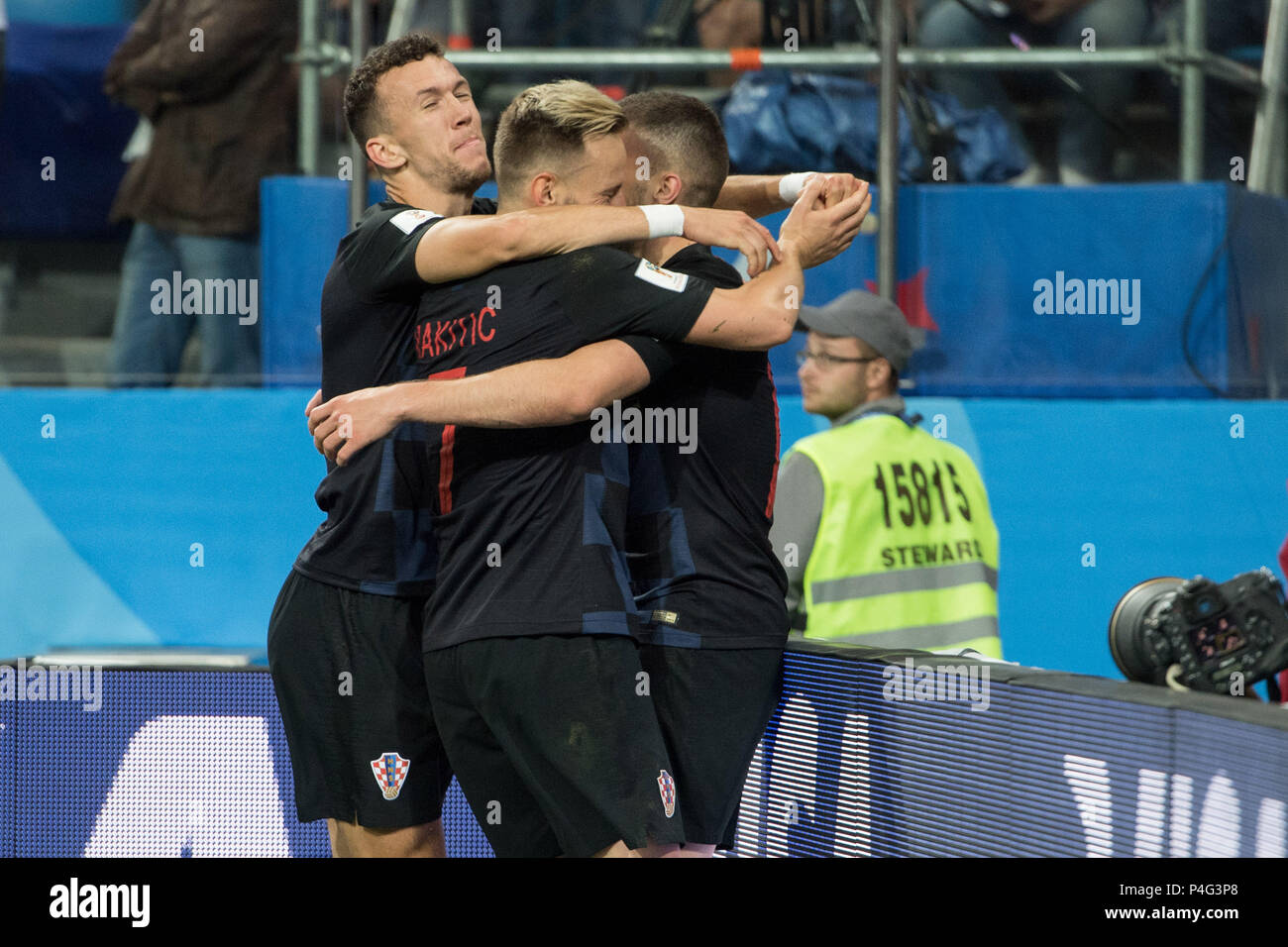 Nizhny Novgorod, Russia. 21 June 2018.  goalkeeper Ante REBIC (right, CRO) cheers with Ivan PERISIC (CRO) and Ivan RAKITIC (CRO) over the goal to make it 1-0 for Croatia, jubilation, cheering, cheering, joy, cheers, celebrate, goaljubel, half figure, half figure, Argentina (ARG) - Croatia (CRO) 0: 3, Preliminary Round, Group D, match 23, on 21.06.2018 in Moscow; Football World Cup 2018 in Russia from 14.06. - 15.07.2018. | usage worldwide Credit: dpa/Alamy Live News Credit: dpa picture alliance/Alamy Live News Stock Photo