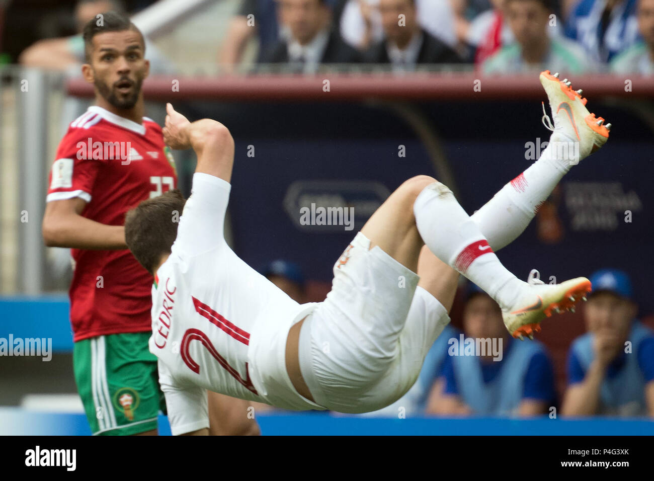Moscow, Soccer, Russia. 20th June, 2018. World Cup, Portugal vs Morocco, preliminary round, Group B, 2nd match day in the Luzhniki Stadium: Portugal's Cedric Soares (R) and Morocco goalkeeper Ahmed Reda Tagnaouti vying for the ball. Credit: Federico Gambarini/dpa/Alamy Live News Stock Photo