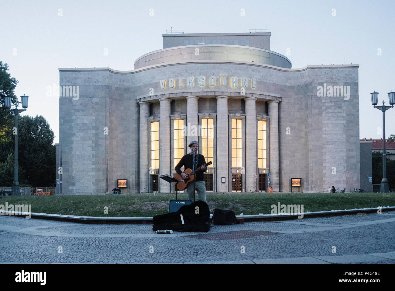 Berlin, Germany. 21st June, 2018. Berliner musician 'Mad X Max' singing before the Volksbuehne without any audience during the Fête de La Musique. Credit: Kristin Bethge/dpa/Alamy Live News Stock Photo