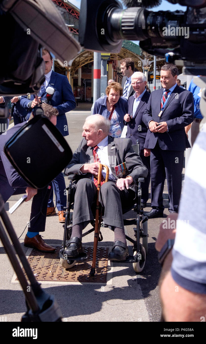 Bristol, UK. 22nd June 2018. Johnny Johnson who is 97 has had a train named after him at Bristol Temple Meads Station.Also honoured is wartime transport pilot Joy Lofthouse, Mrs Lofthouses daughter Lyn Hartman attended. Mr Johnson was the bomb aimer in Lancaster t-Tommy which bombed the Sorpe Dam. After the war he stayed in the RAF and retired as a Squadron Leader. ©JMF News/Alamy Live News Stock Photo