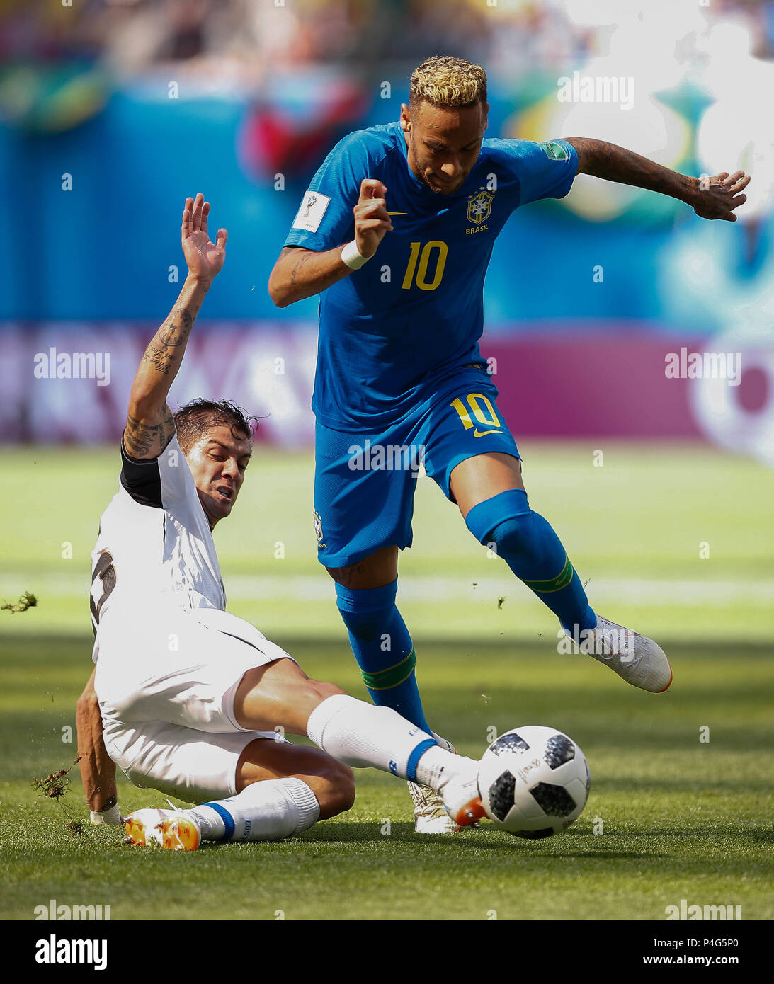 St Petersburg, Russia. 22 June 2018. BRAZIL VS. COSTA RICA Cristian Gamboa da Costa Ricadisputa ball with Neymar Jr. of Brazil during match between Brazil and Costa Rica valid for the second round of group E of the 2018 World Cup held at the Krestovsky Stadium (Zenit Arena) in St. Petersburg, Russia. (Photo: Marcelo Machado de Melo/Fotoarena) Credit: Foto Arena LTDA/Alamy Live News Stock Photo
