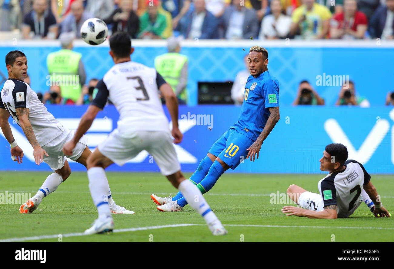 St Petersburg, Russia. 22 June 2018. BRAZIL VS. COSTA RICA Neymar do Brasil and Johnny ACOSTA and Giancarlo GONZALEZ (3) from Costa Rica during the match between Brazil and Costa Rica for the 2018 World Cup held at Zenit Arena in St. Petersburg, Russia. (Photo: Rodolfo Buhrer/La Imagem/Fotoarena) Credit: Foto Arena LTDA/Alamy Live News Stock Photo