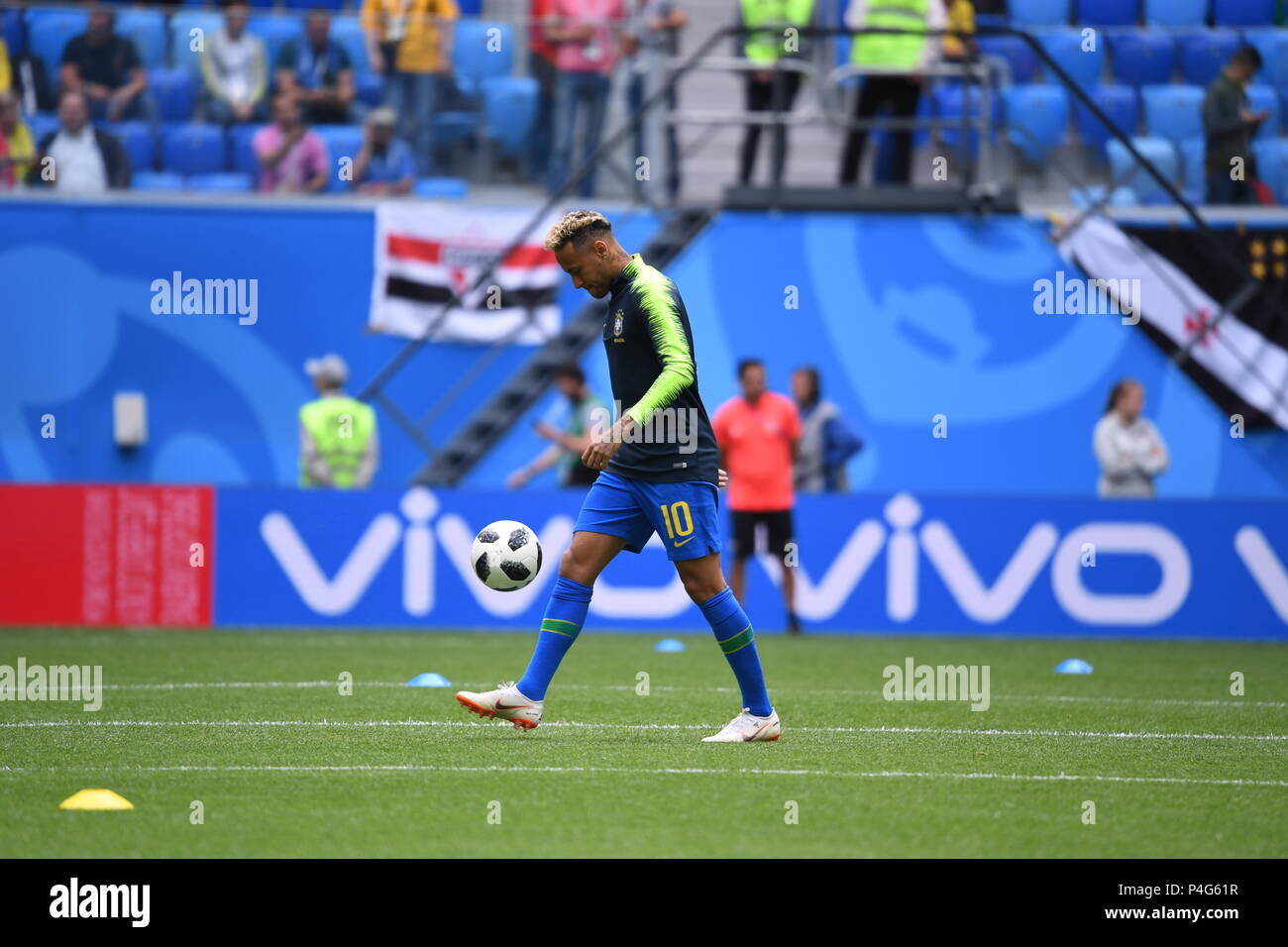 Saint Petersburg, Russia. 22nd June, 2018. Soccer: Preliminary stage, Group E, 2nd matchday: Brazil vs Costa Rica in the St. Petersburg Stadium: Brazil's Neymar warming up with the ball. Credit: Federico Gambarini/dpa/Alamy Live News Stock Photo