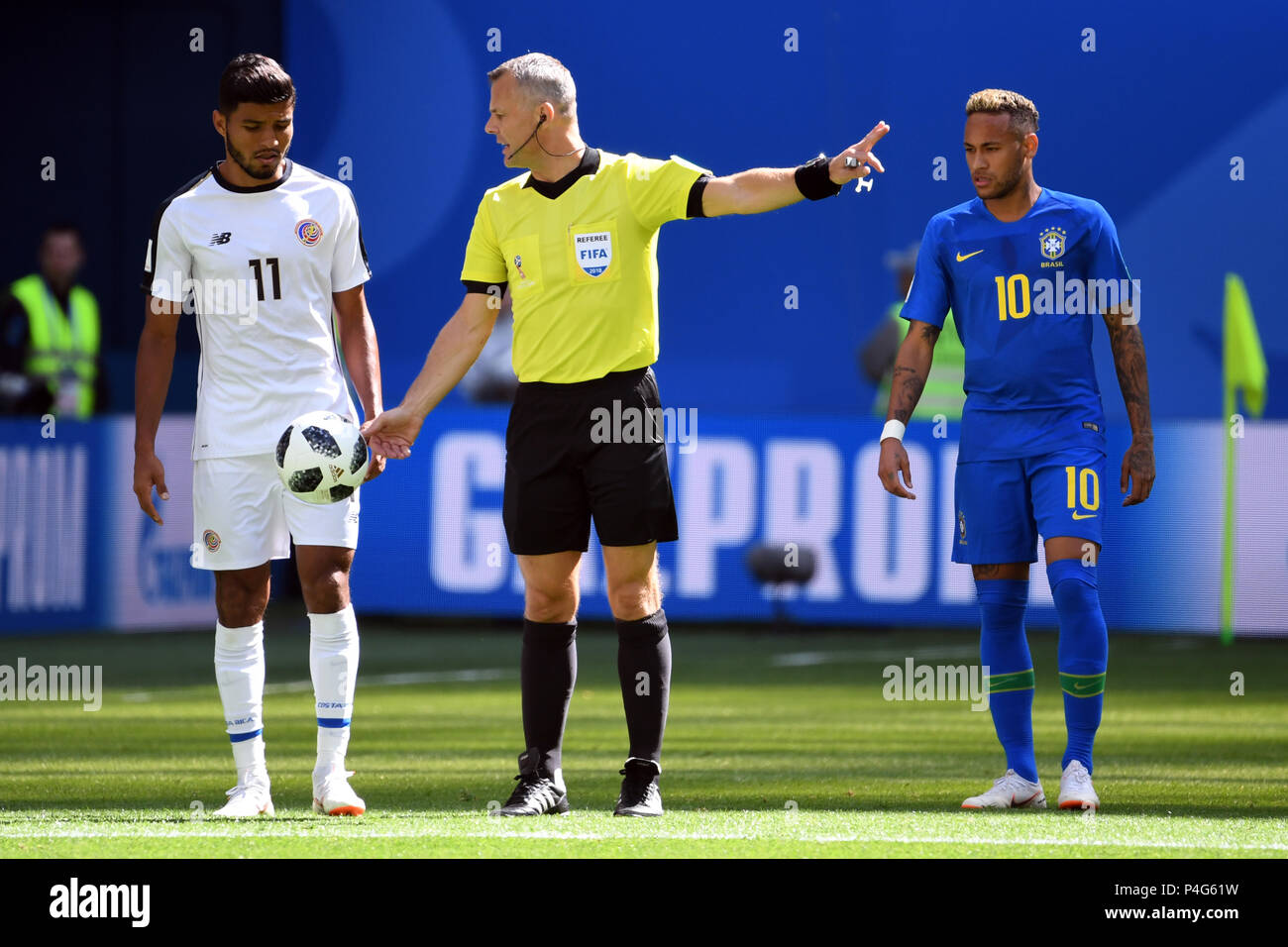 Saint Petersburg, Russia. 22nd June, 2018. Soccer: Preliminary stage, Group E, 2nd matchday: Brazil vs Costa Rica in the St. Petersburg Stadium: Match referee Sander van Roekel from the Netherlands (C) speaking to Costa Rica's Johan Venegas (L), while Brazil's Neymar stands nearby. Credit: Federico Gambarini/dpa/Alamy Live News Stock Photo