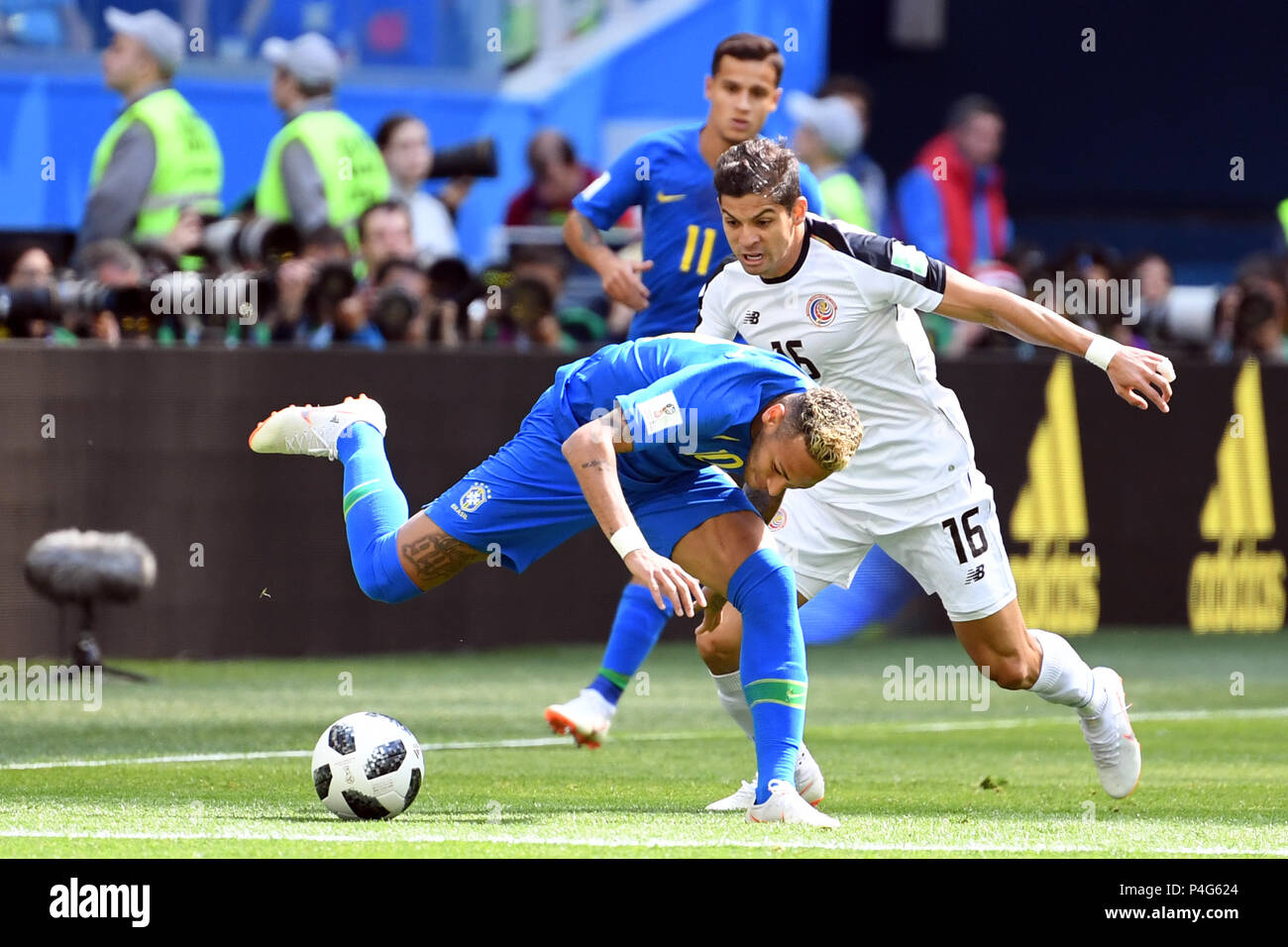 Saint Petersburg, Russia. 22nd June, 2018. Soccer: Preliminary stage, Group E, 2nd matchday: Brazil vs Costa Rica in the St. Petersburg Stadium: Brazil's Neymar (L) and Costa Rica's Cristian Gamboa in action. Credit: Federico Gambarini/dpa/Alamy Live News Stock Photo