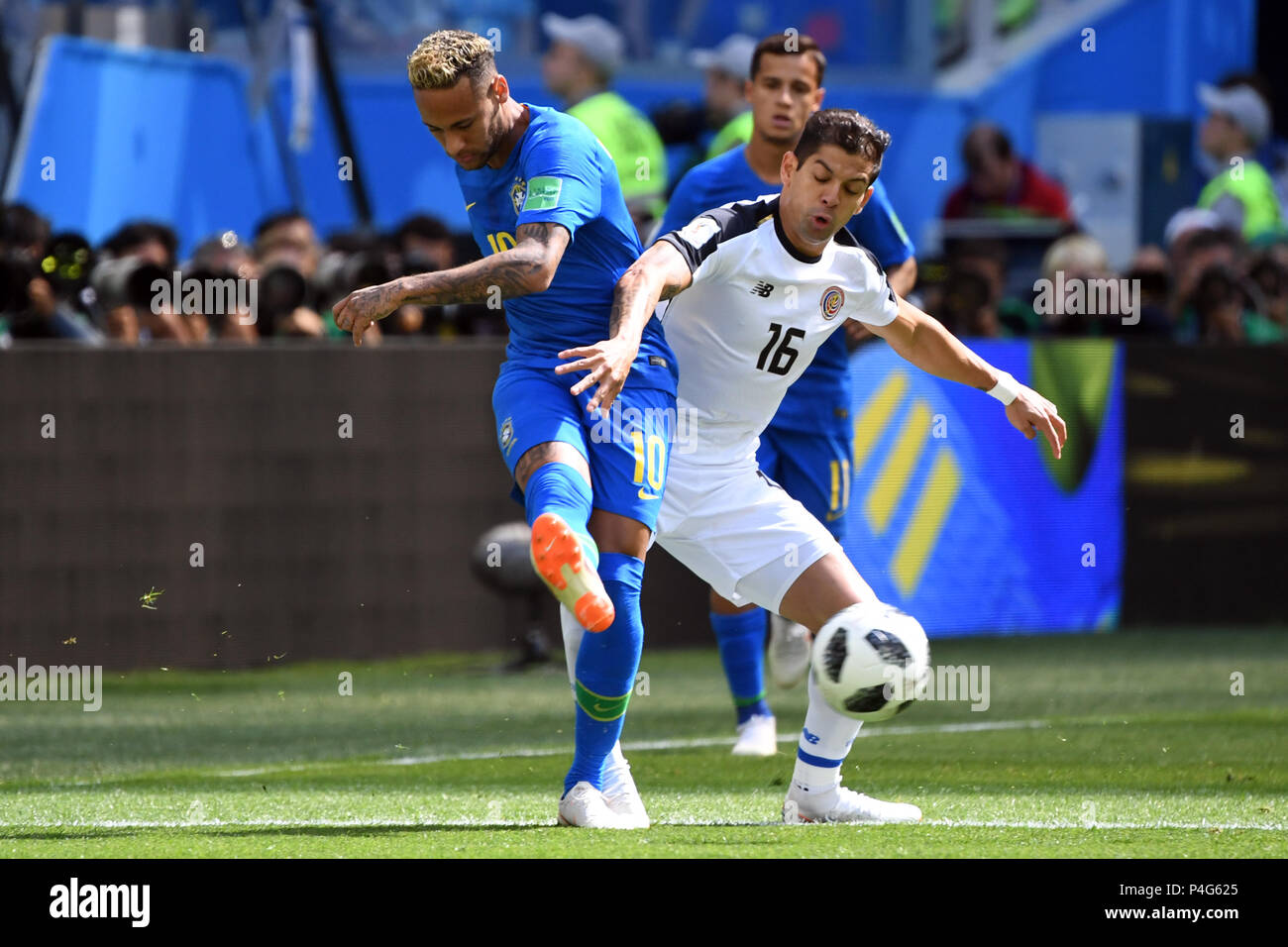 Saint Petersburg, Russia. 22nd June, 2018. Soccer: Preliminary stage, Group E, 2nd matchday: Brazil vs Costa Rica in the St. Petersburg Stadium: Brazil's Neymar (L) and Costa Rica's Cristian Gamboa in action. Credit: Federico Gambarini/dpa/Alamy Live News Stock Photo