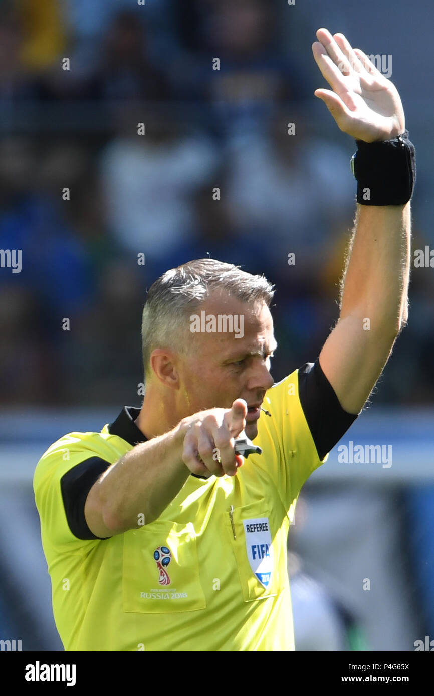 Saint Petersburg, Russia. 22nd June, 2018. Soccer: Preliminary round, Group E, 2nd matchday: Brazil vs Costa Rica in the St. Petersburg Stadium: Match referee Sander van Roekel from the Netherlands giving directions. Credit: Federico Gambarini/dpa/Alamy Live News Stock Photo