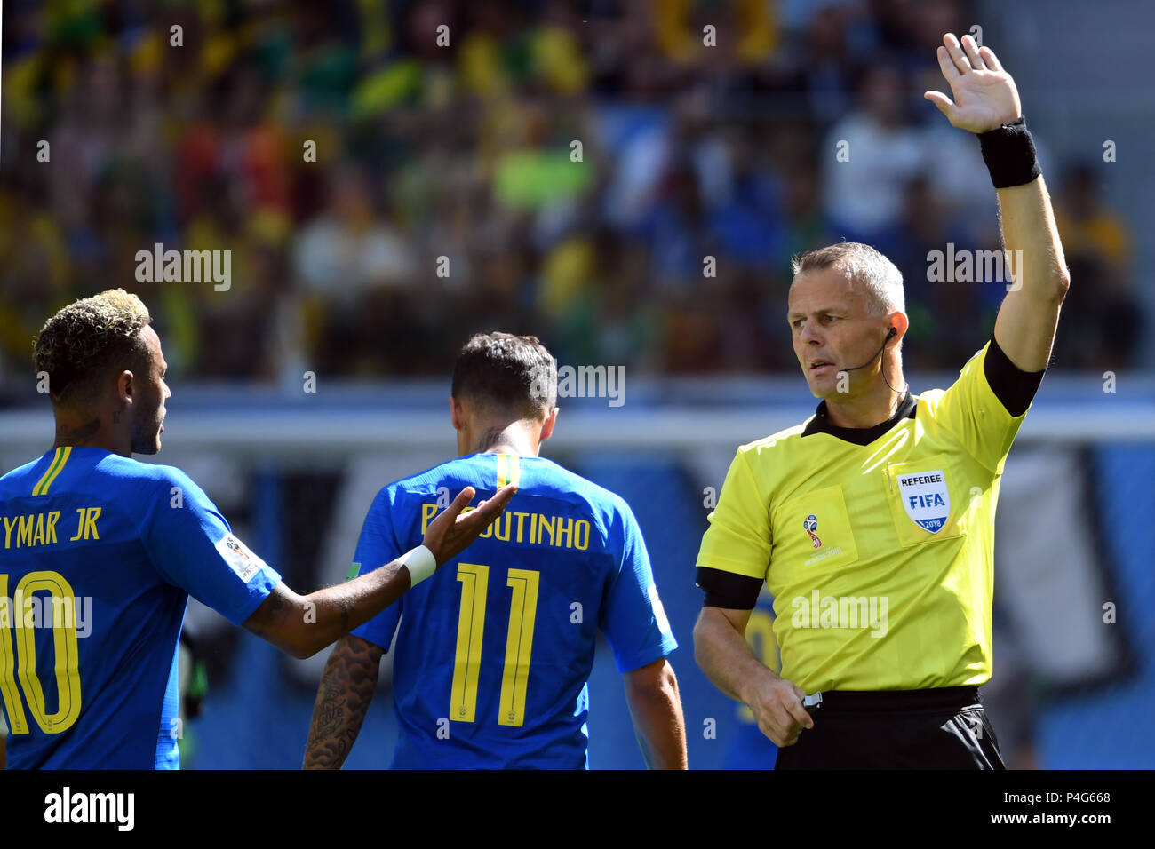 Saint Petersburg, Russia. 22nd June, 2018. Soccer: Preliminary round, Group E, 2nd matchday: Brazil vs Costa Rica in the St. Petersburg Stadium: Brazil's Neymar (L) speaking to match referee Sander van Roekel from the Netherlands while Brazil's Philippe Coutinho passes by. Credit: Federico Gambarini/dpa/Alamy Live News Stock Photo