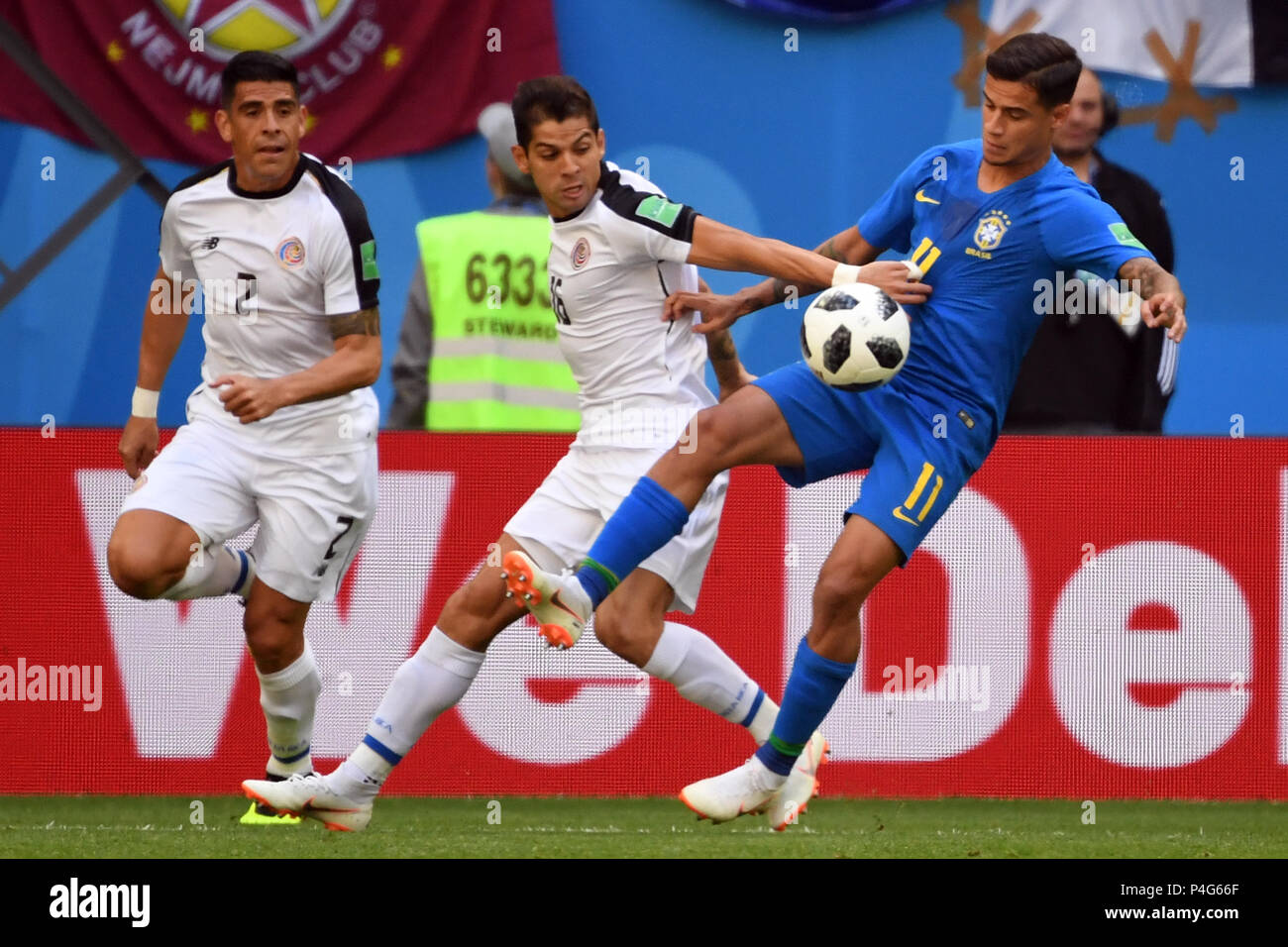 Saint Petersburg, Russia. 22nd June, 2018. Soccer: Preliminary round, Group E, 2nd matchday: Brazil vs Costa Rica in the St. Petersburg Stadium: Costa Rica's Johnny Acosta (left to right), Cristian Gamboa and Brazil's Philippe Coutinho in action. Credit: Federico Gambarini/dpa/Alamy Live News Stock Photo