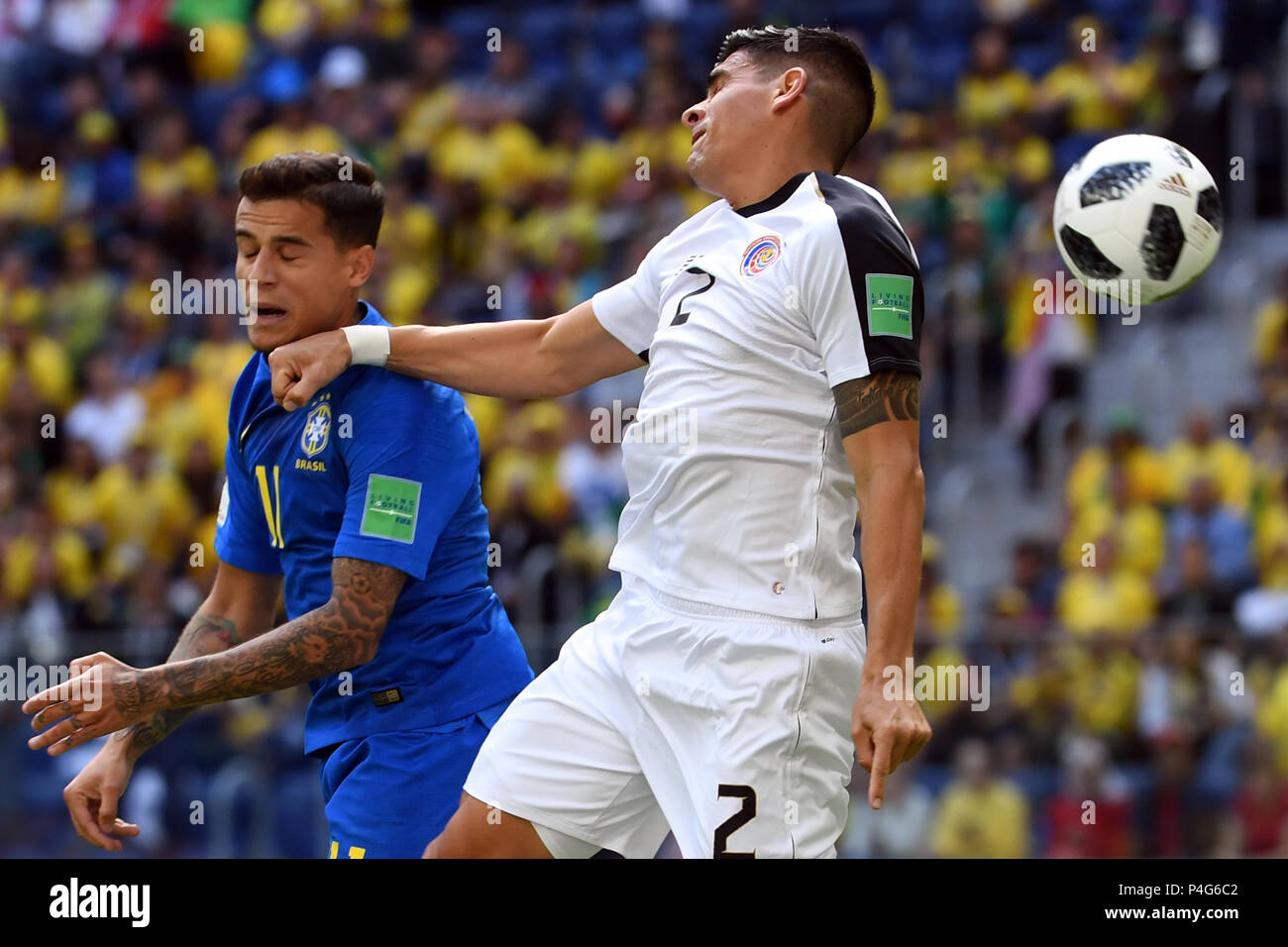 Saint Petersburg, Russia. 22nd June, 2018. Soccer: Preliminary round, Group E, 2nd matchday: Brazil vs Costa Rica in the St. Petersburg Stadium: Costa Rica's Johnny Acosta (R) and Brazil's Philippe Coutinho in action. Credit: Federico Gambarini/dpa/Alamy Live News Stock Photo