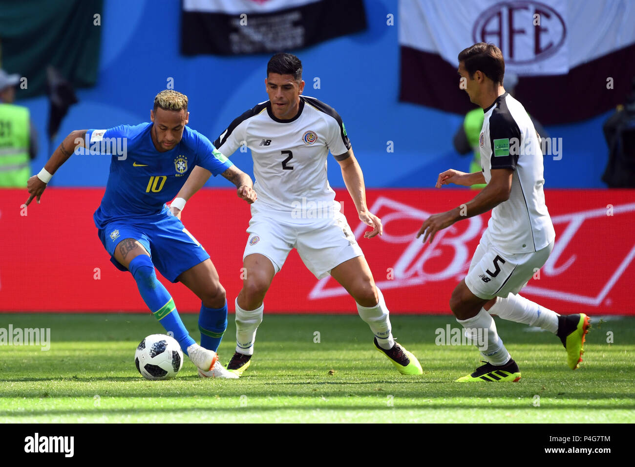 22 June 2018, Russia, Saint Petersburg, Soccer, Group E, Matchday 2 of 3, Brazil vs Costa Rica at the St. Petersburg Stadium: Neymar from Brazil (R-L), Johnny Acosta and Celso Borges from Costa Rica in action. Photo: Federico Gambarini/dpa Credit: dpa picture alliance/Alamy Live News Stock Photo