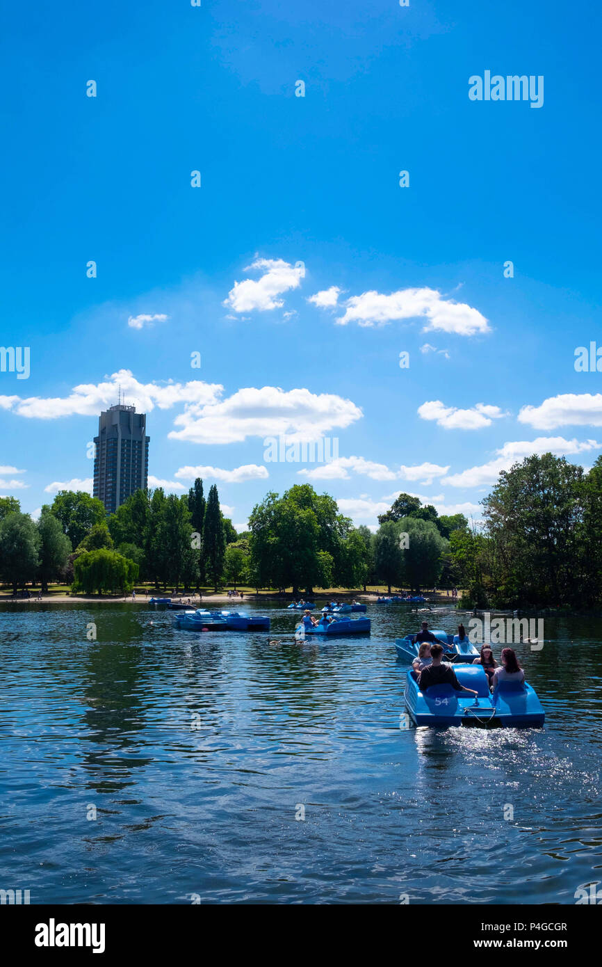 London, England. 22nd June 2018. People take to the boats on the Serpentine in order to cool off and a very hot day. This sunny weather is said to continue for the next few days. ©Tim Ring/Alamy Live News Stock Photo