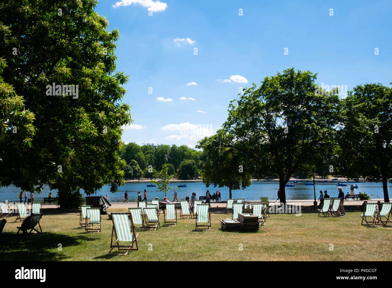 London, England. 22nd June 2018. The deckchairs are out in Hyde Park. This sunny weather is said to continue for the next few days. ©Tim Ring/Alamy Live News Stock Photo
