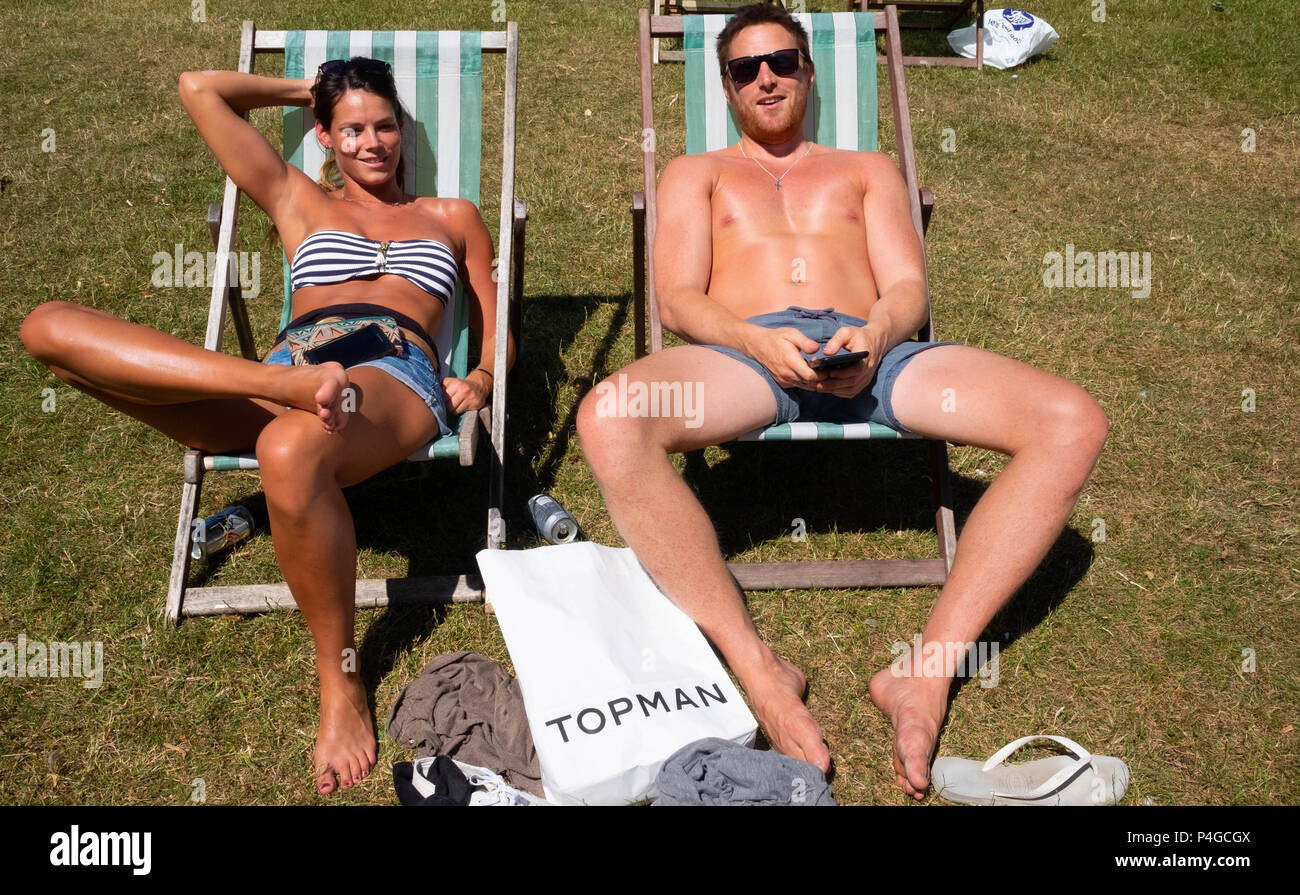 London, England. 22nd June 2018. Owen and Katherine relax and sunbathe in the sunshine of Hyde Park. This sunny weather is said to continue for the next few days. ©Tim Ring/Alamy Live News Stock Photo