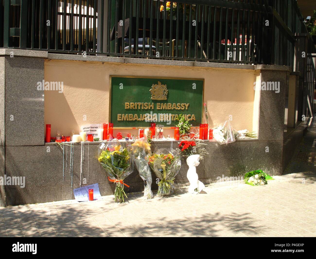 FLORES Y VELAS EN LA EMBAJADA BRITANICA POR EL ATENTADO DEL 7 DE JULIO DEL 2005. Location: BRITISH EMBASSY, MADRID, SPAIN. Stock Photo