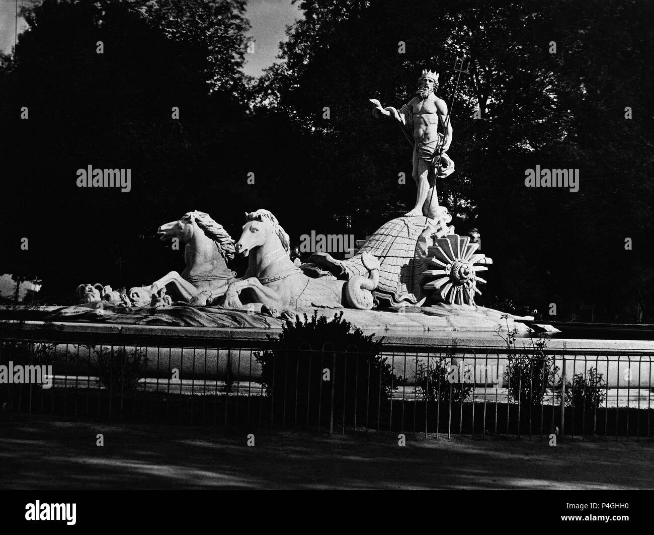 FUENTE DE NEPTUNO CONSTRUIDA ENTRE 1780 Y 1784 - NEOCLASICISMO ESPAÑOL - FOTOGRAFIA EN BLANCO Y NEGRO - SIGLO XIX. Author: Juan Pascual de Mena (1707-1784). Location: MUSEO DE HISTORIA-FOTOGRAFIAS, SPAIN. Stock Photo