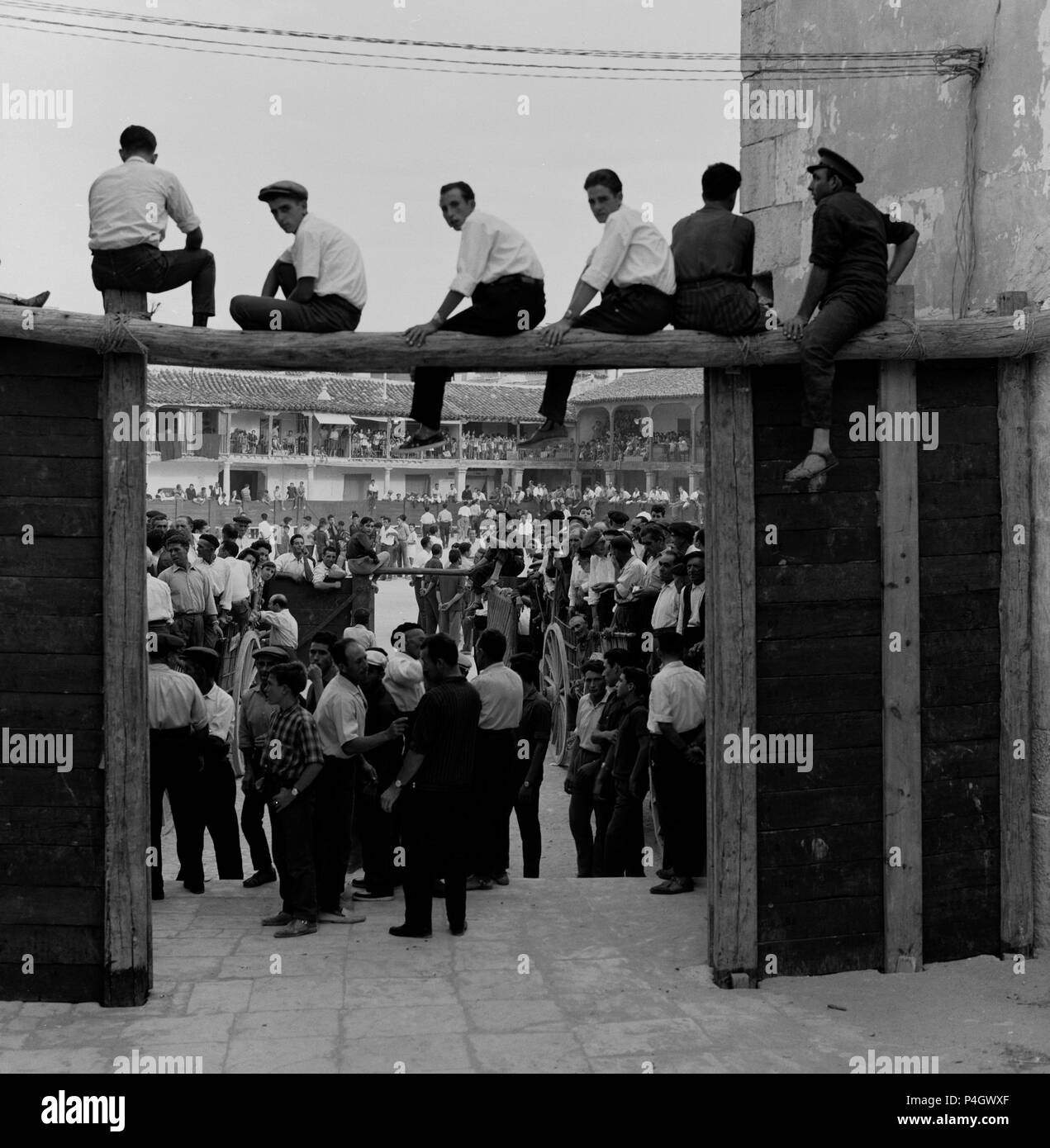 ESPERANDO EL ENCIERRO EN LA PLAZA MAYOR DE COLMENAR DE OREJA - AÑOS 50 - ByN 40827. Location: HALLMARKT, MADRID. Stock Photo