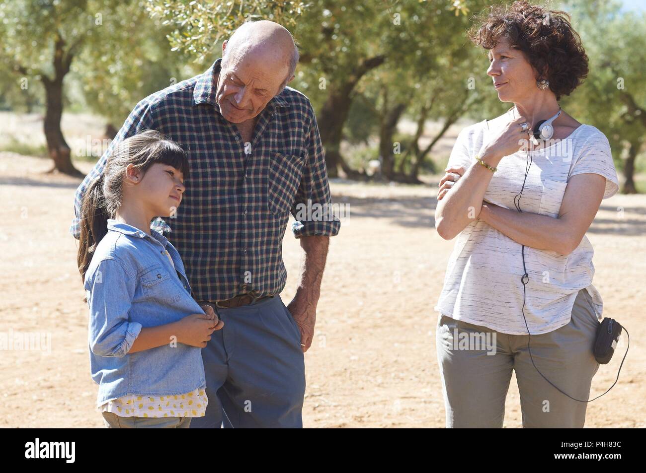 Original Film Title: EL OLIVO.  English Title: EL OLIVO.  Film Director: ICIAR BOLLAIN.  Year: 2016.  Stars: ICIAR BOLLAIN; INES RUIZ; MANUEL CUCALA. Credit: MORENA FILMS/THE MATCH FACTORY / Album Stock Photo