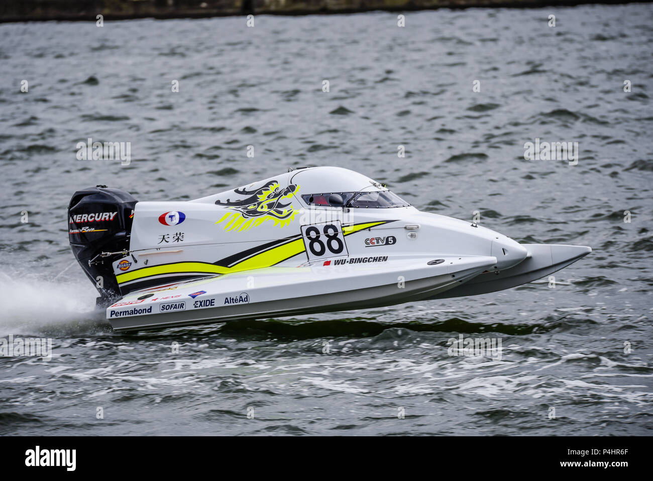 Wu Bingchen driving for CTIC F1 racing in the F1H2O F4-S Powerboat Grand Prix of London at Royal Victoria Dock, Docklands, Newham, UK Stock Photo