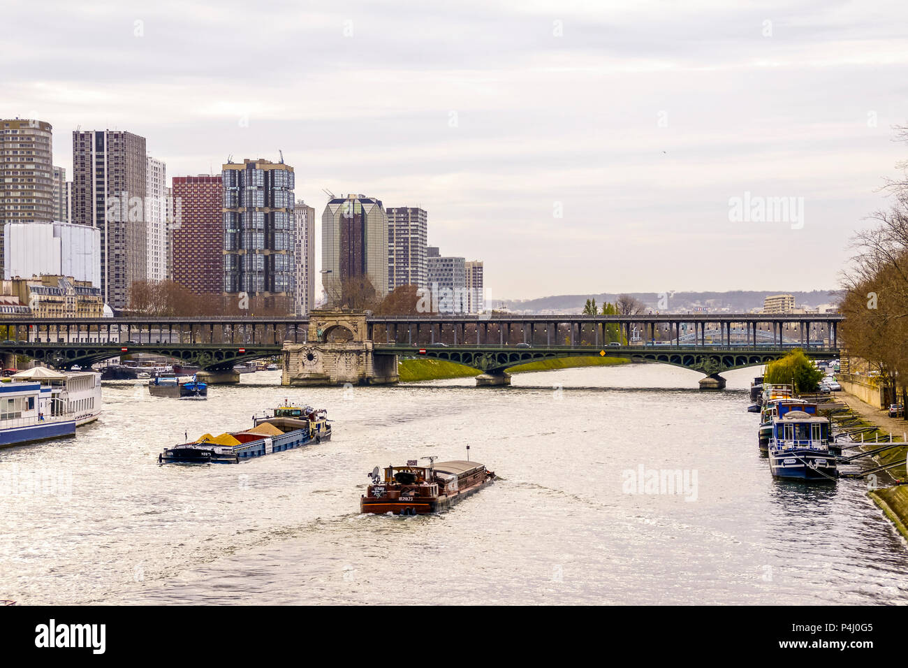 Transporte por el río Sena de París. Francia Stock Photo