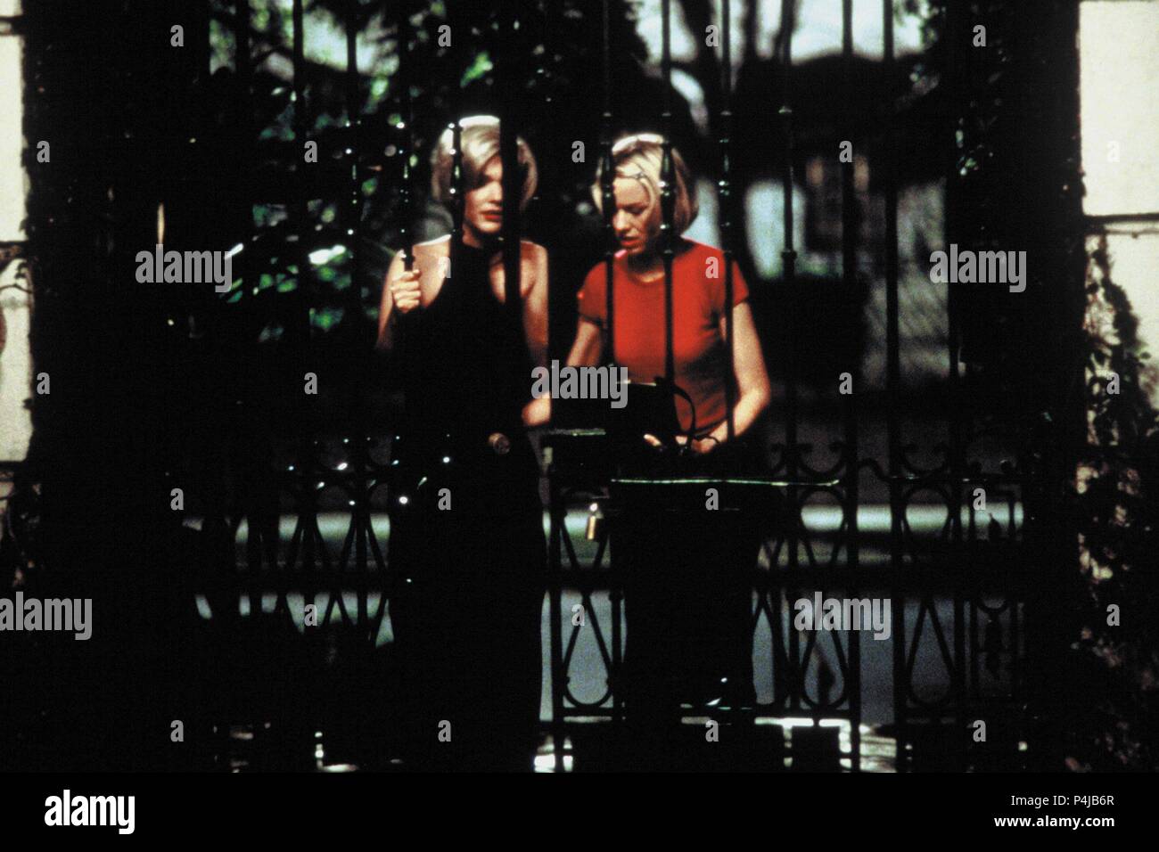 Original Film Title: MULHOLLAND DR..  English Title: MULHOLLAND DRIVE.  Film Director: DAVID LYNCH.  Year: 2001.  Stars: NAOMI WATTS; LAURA HARRING. Credit: THE PICTURE FACTORY ASYMMETRICAL PRODUCTIONS/IMAGINE TELEVIS / Album Stock Photo