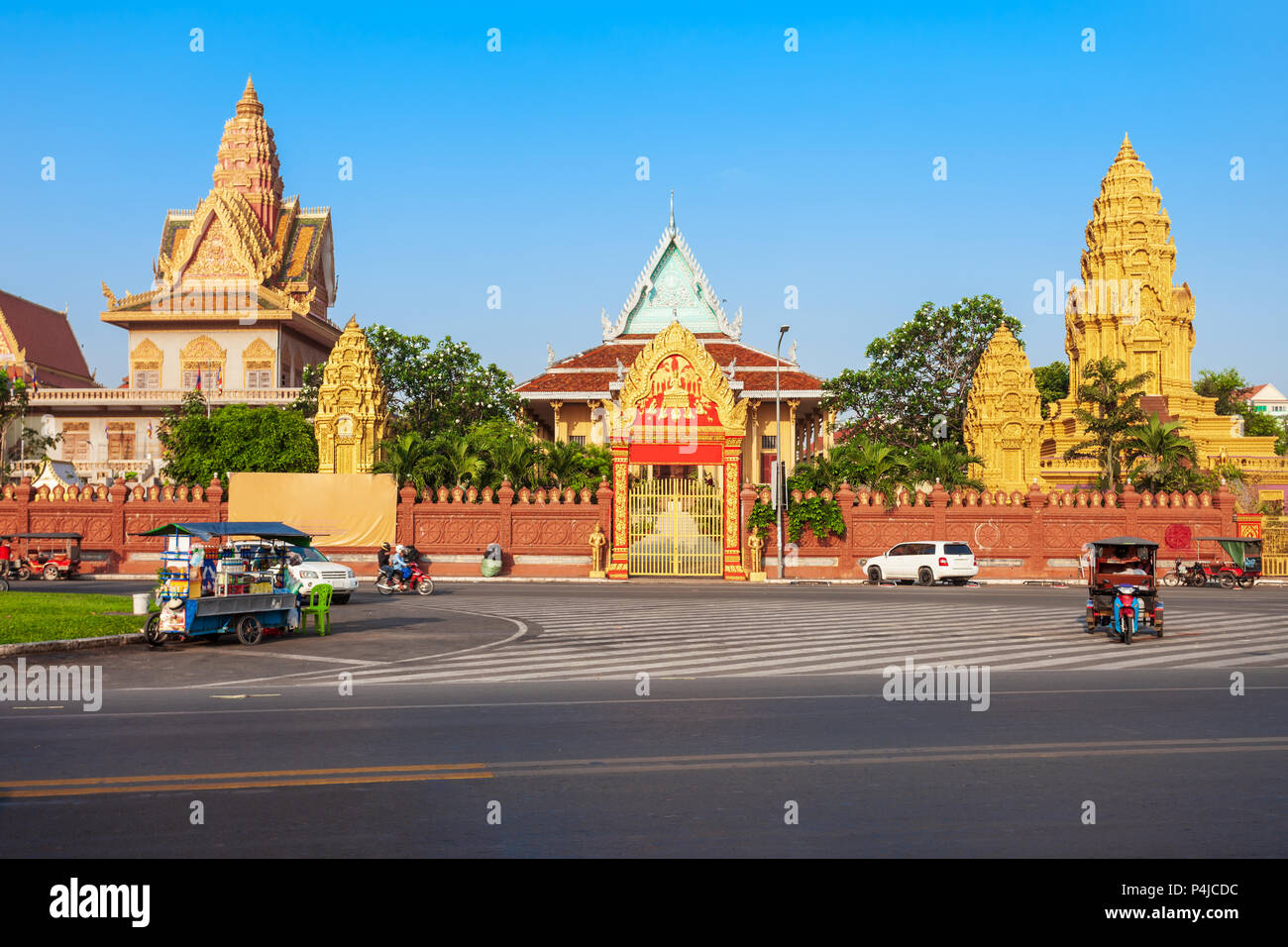 Wat Ounalom is a buddhist temple located on Sisowath Quay near the Royal Palace in Phnom Penh in Cambodia Stock Photo