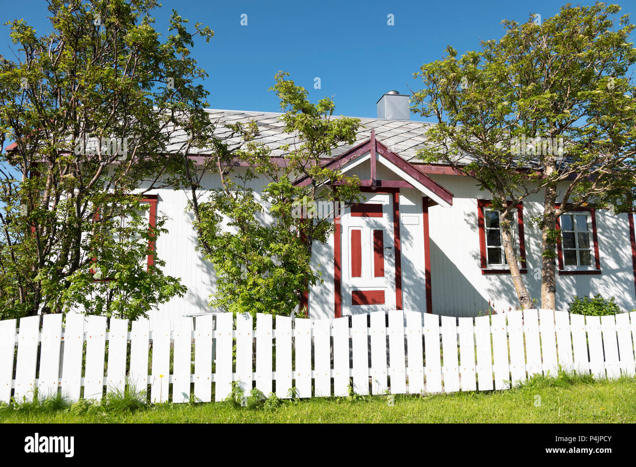 Cottage white picket fence hi-res stock photography and images - Alamy