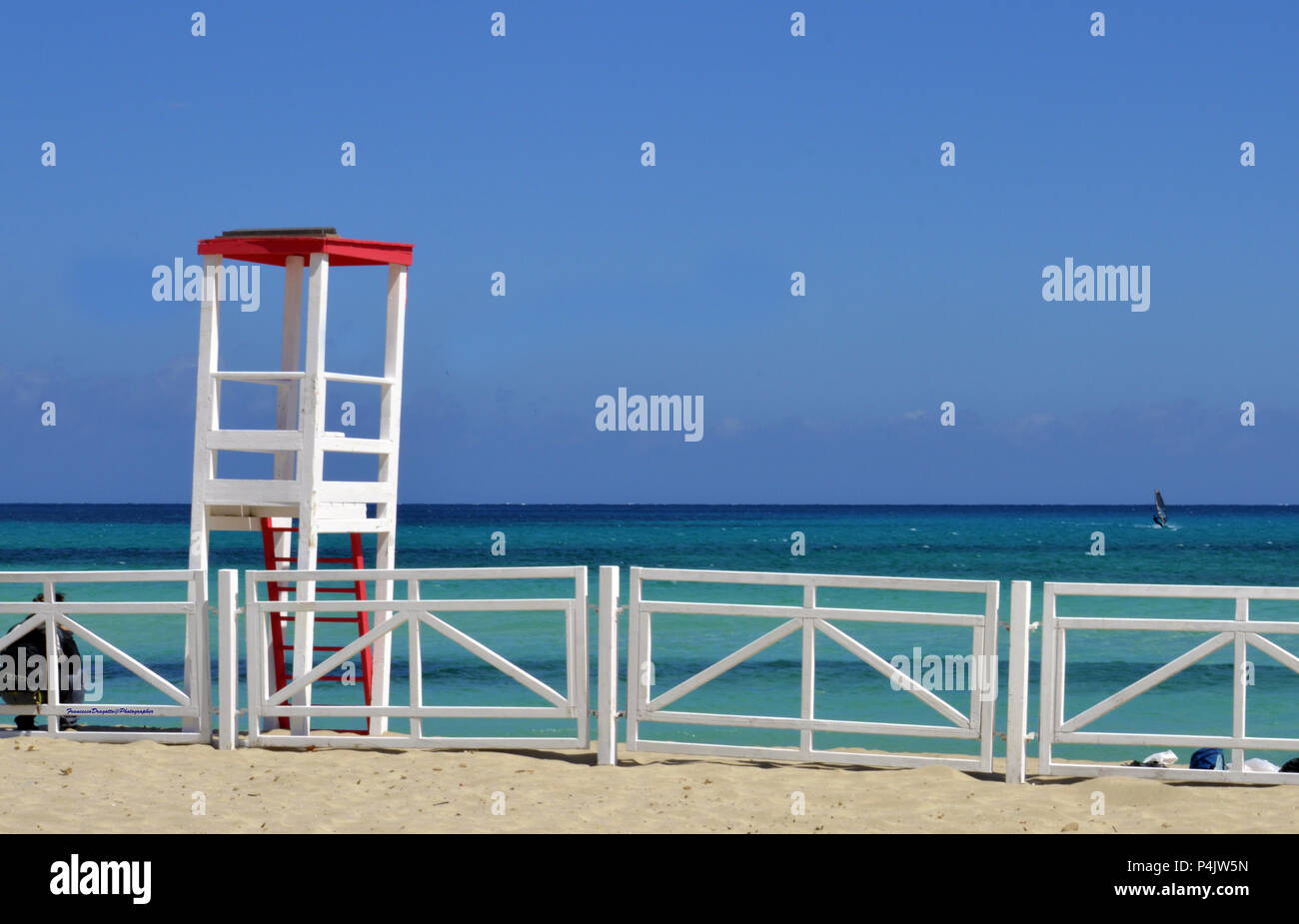 Torretta di avvistamento per bagnino sulla spiaggia di Mondello. Stock Photo