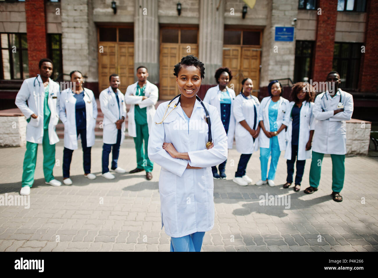 Рядом медицинский. Африканские студенты в медицинских вузах фото.