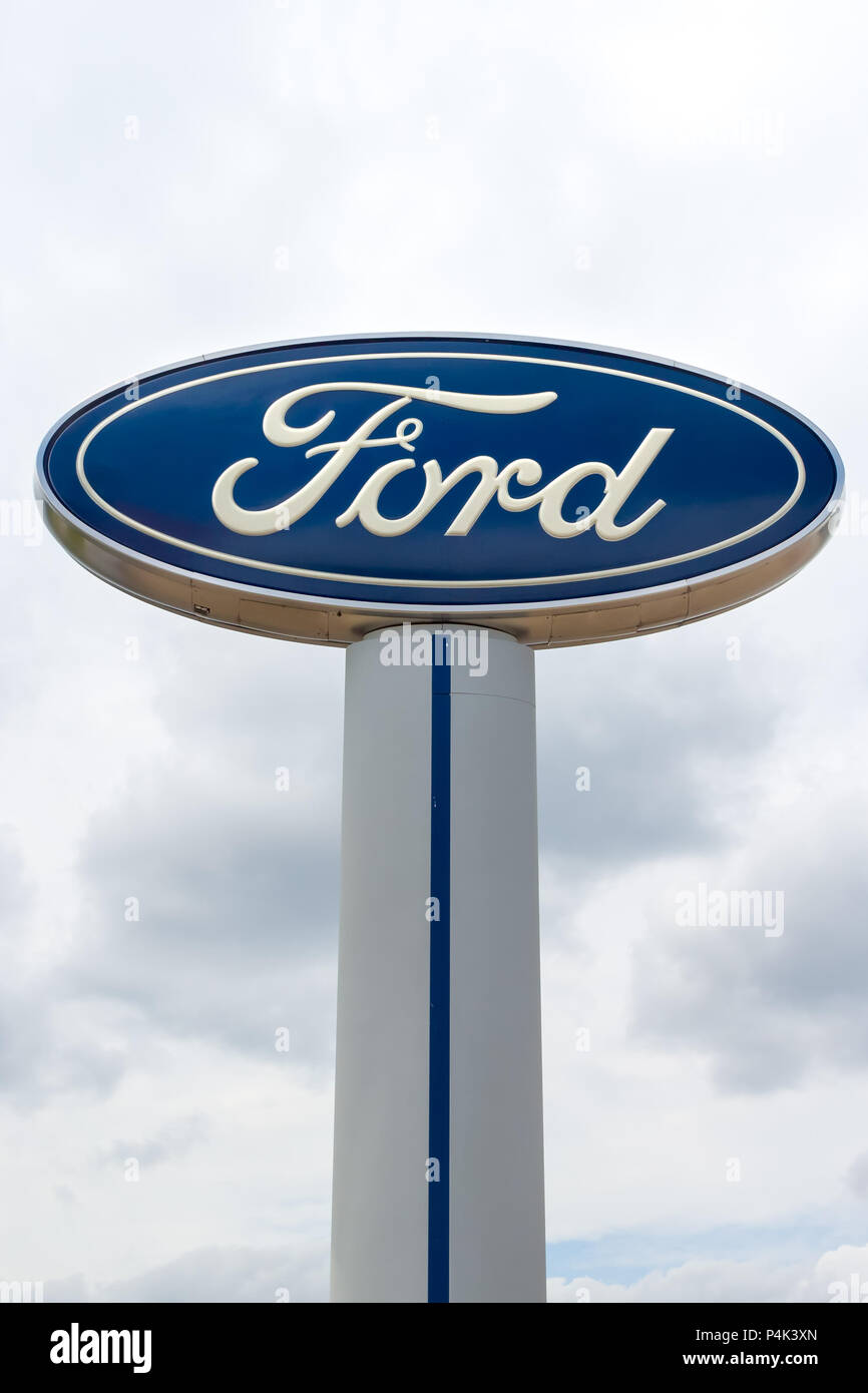 INVER GROVE HEIGHTS, MN/USA JUNE 17, 2018 Ford autombile dealership