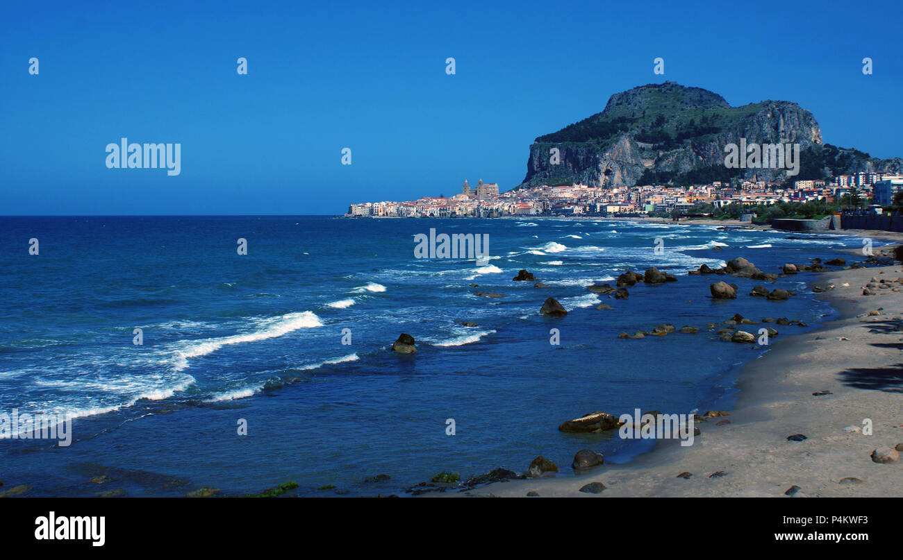Panoramica di Cefalù , cittadina medioevale in provincia di Palermo. Stock Photo