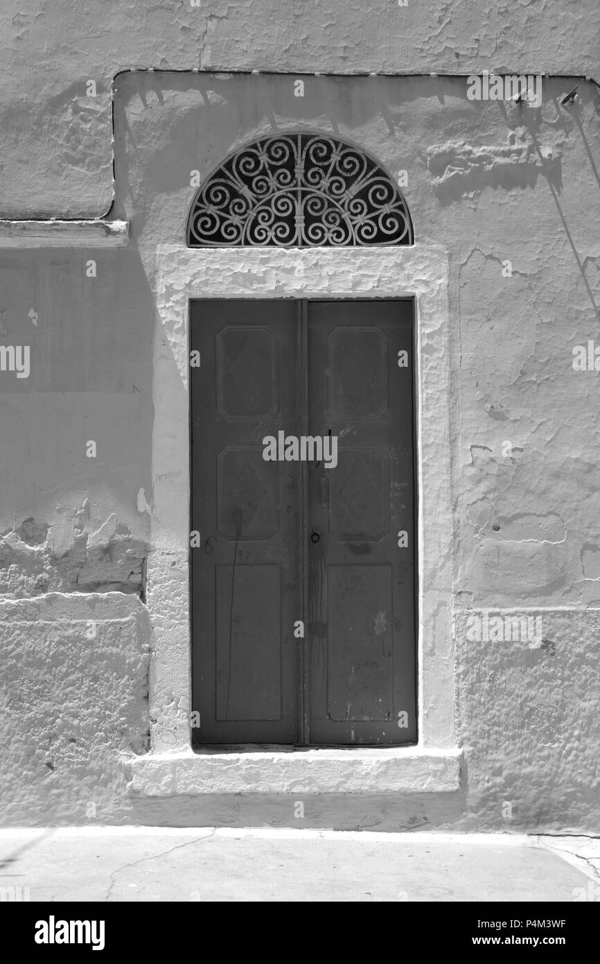 https://c8.alamy.com/comp/P4M3WF/beautiful-classic-front-door-and-fanlight-on-a-town-house-in-pothia-kalymnos-greece-P4M3WF.jpg