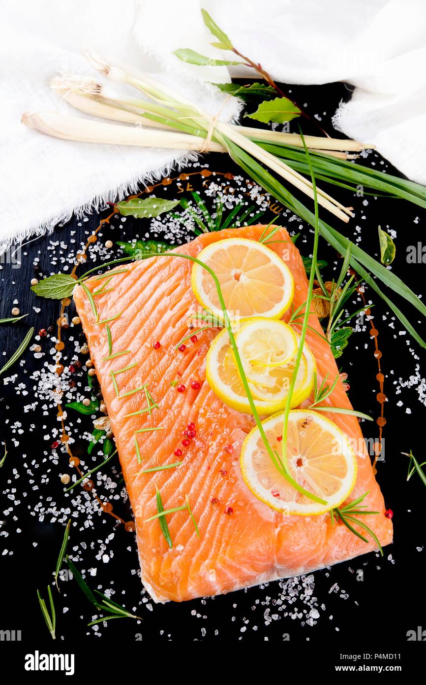 Salmon fillet with lemon slices and lemongrass Stock Photo - Alamy
