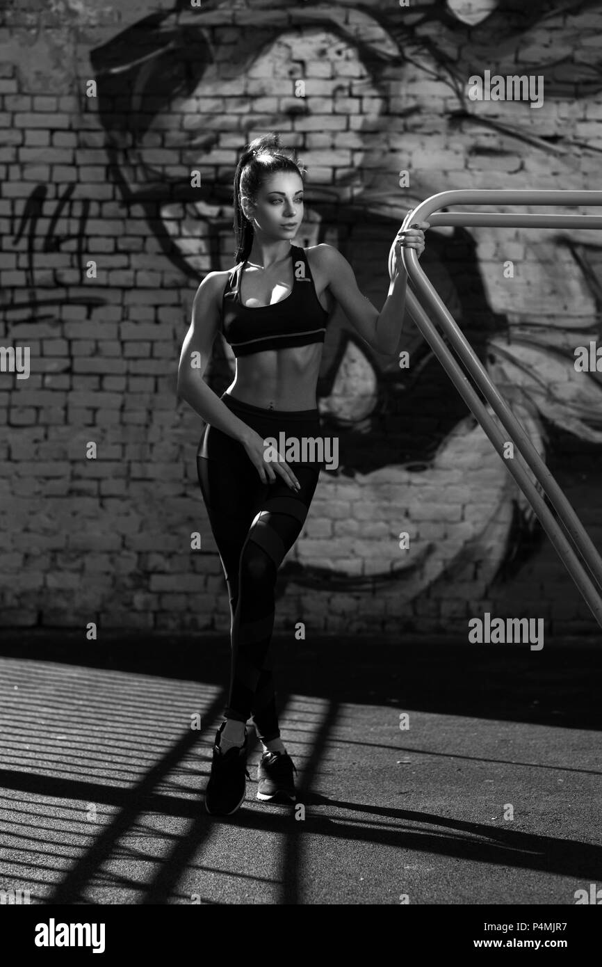 Sporty girl outdoor workout Stock Photo Alamy
