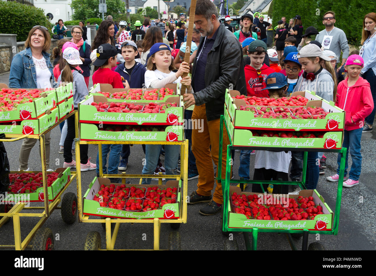 Fete Des Fraises Plougastel Daoulas Finistere Brittany France Stock Photo Alamy Fete Des Fraises Plougastel Daoulas Finistere Brittany France Stock Photo Alamy
