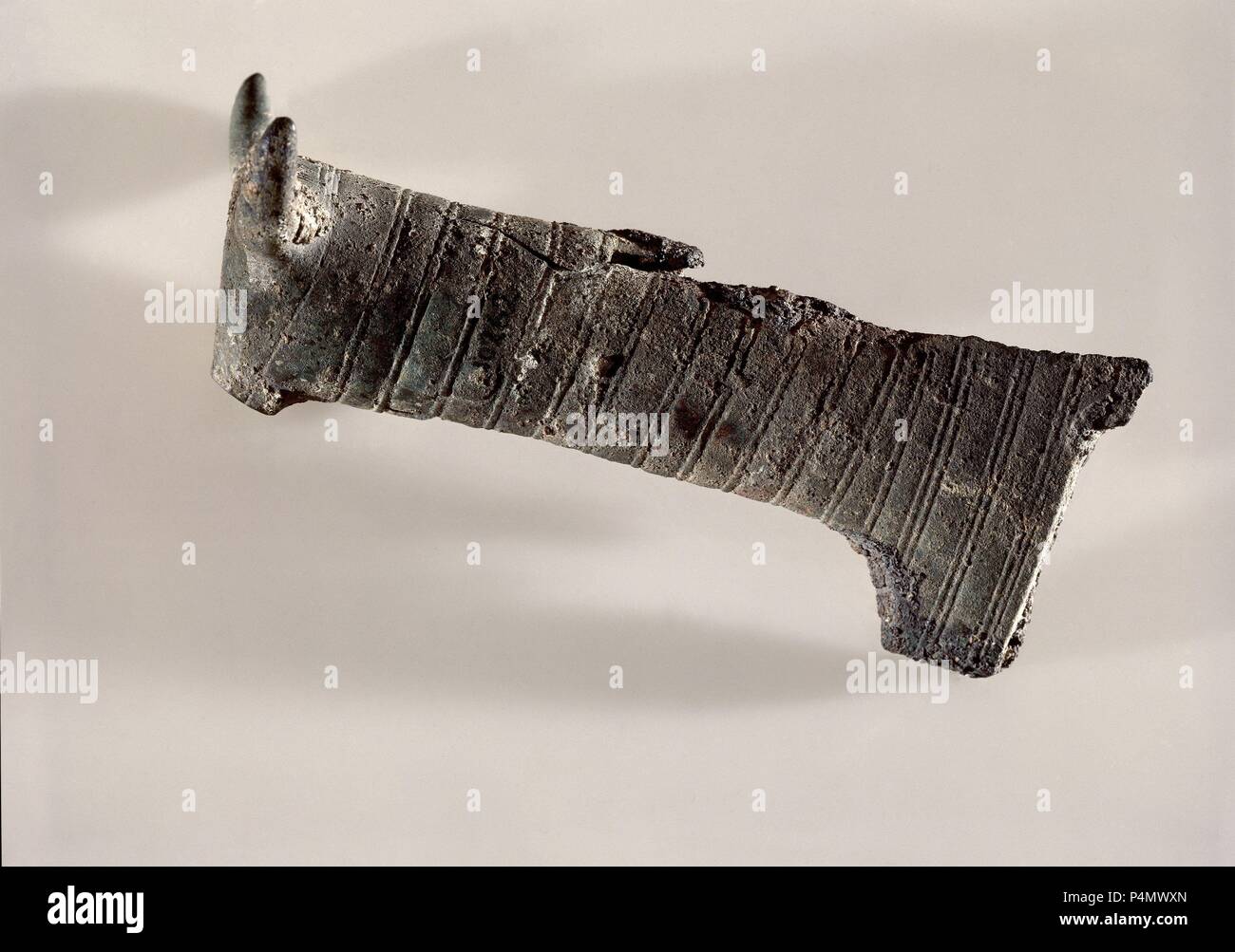MANGO DE PUÑAL VOTIVO-CABEZA DE BOVIDO. Location: MUSEO ARQUEOLOGICO NACIONAL-COLECCION, MADRID, SPAIN. Stock Photo