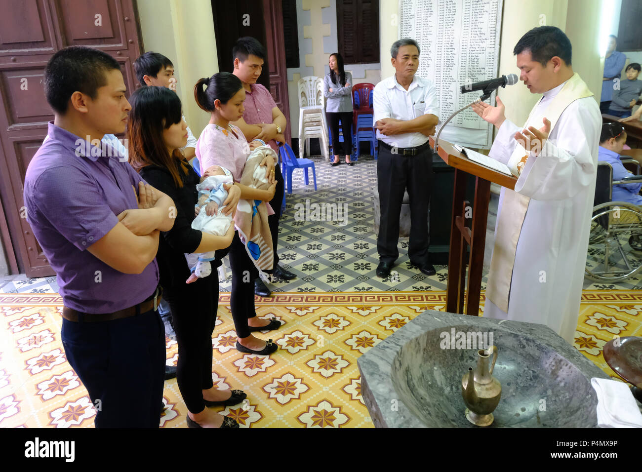 Baptism in the Catholic Church of Phu Ly (Ha Nam province) near Hanoi, Vietnam - Taufe in der katholischen Kirche von Phu Ly (Ha Nam Provinz) nahe Hanoi, Vietnam Stock Photo