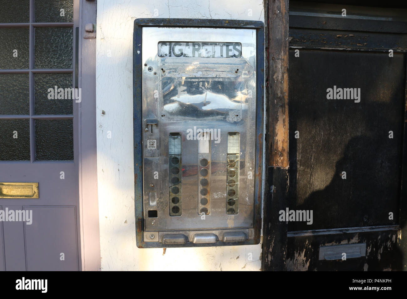 Old cigarette vending machine hires stock photography and images Alamy