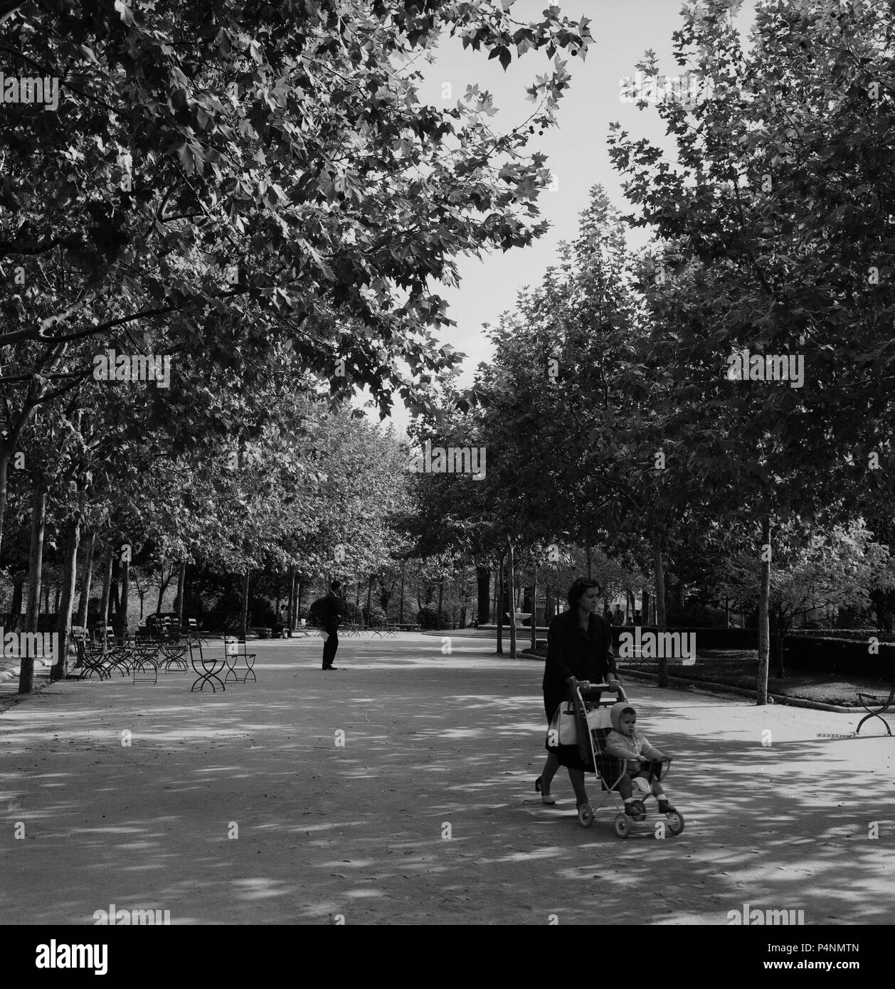 Senora Con Su Bebe Paseando Por El Retiro Fotografia En Blanco Y Negro Anos 60 Location Retiro Spain Stock Photo Alamy