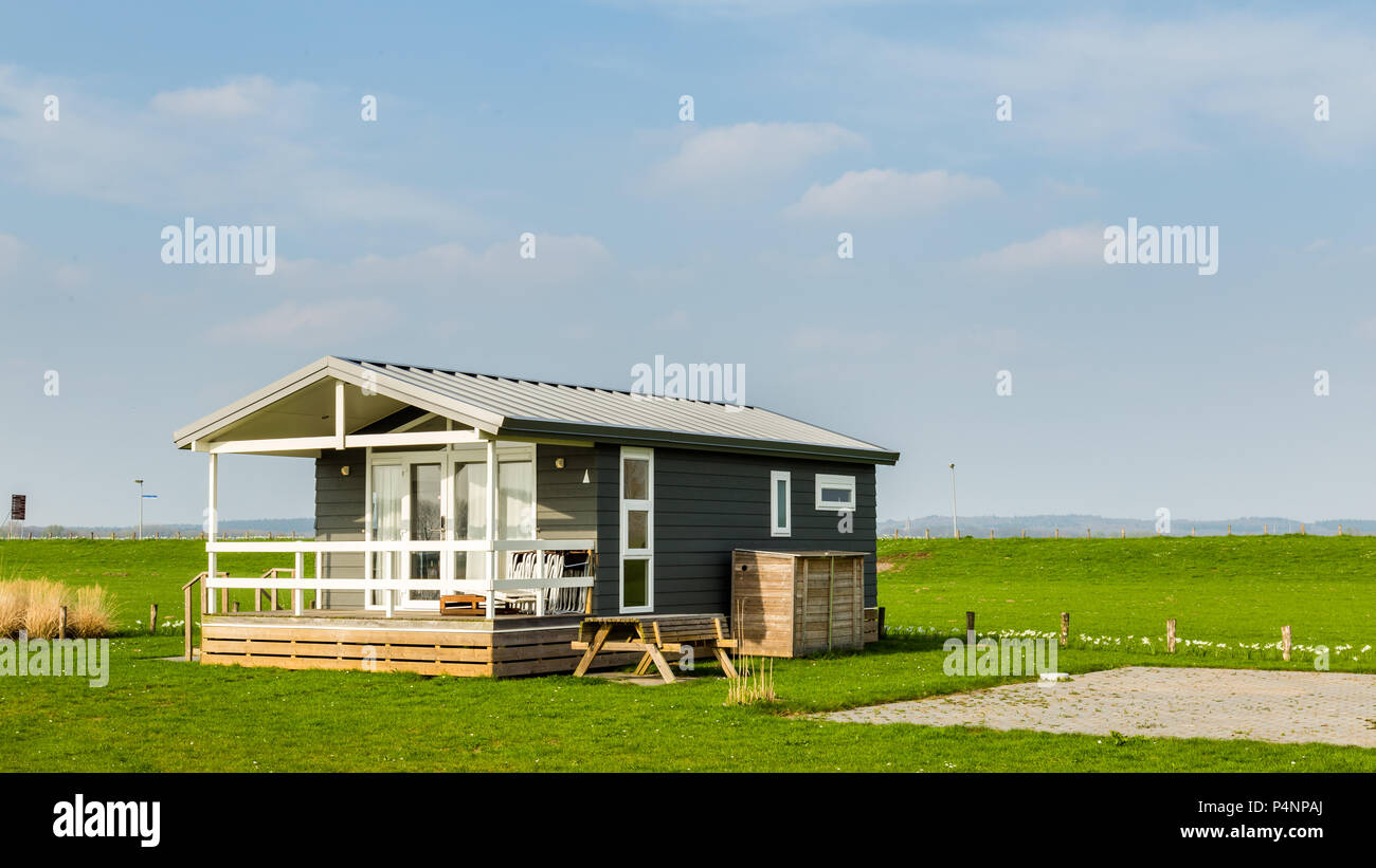 Modern log cabin exterior hi-res stock photography and images - Alamy