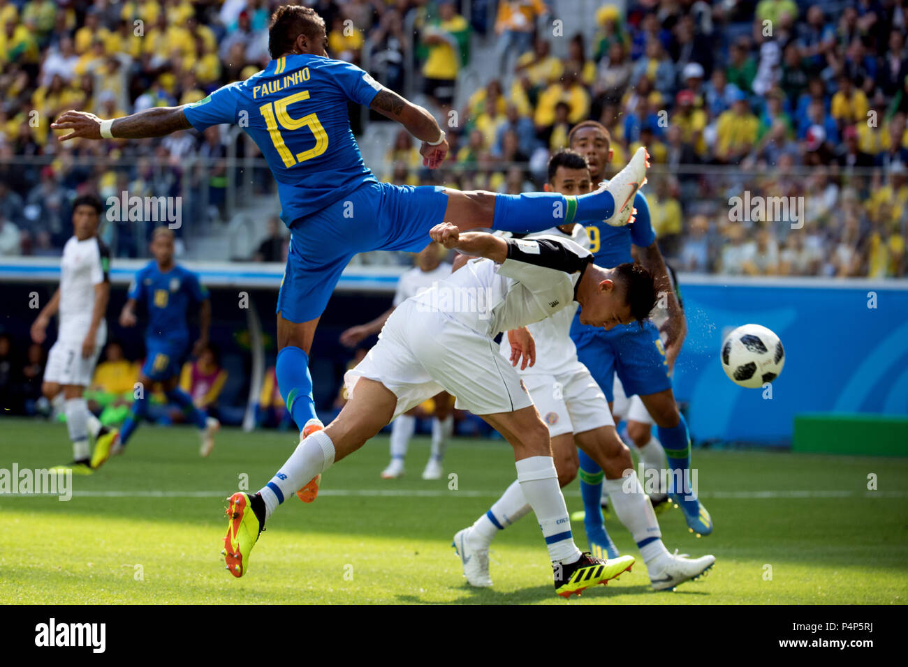 22 June 2018, Russia, Saint Petersburg, Soccer, Group E, Matchday 2 of 3, Brazil vs Costa Rica at the St. Petersburg Stadium: Paulinho (L) from Brazil and Oscar Duarte from Costa Rica vie for the ball. Photo: Federico Gambarini/dpa Credit: dpa picture alliance/Alamy Live News Stock Photo