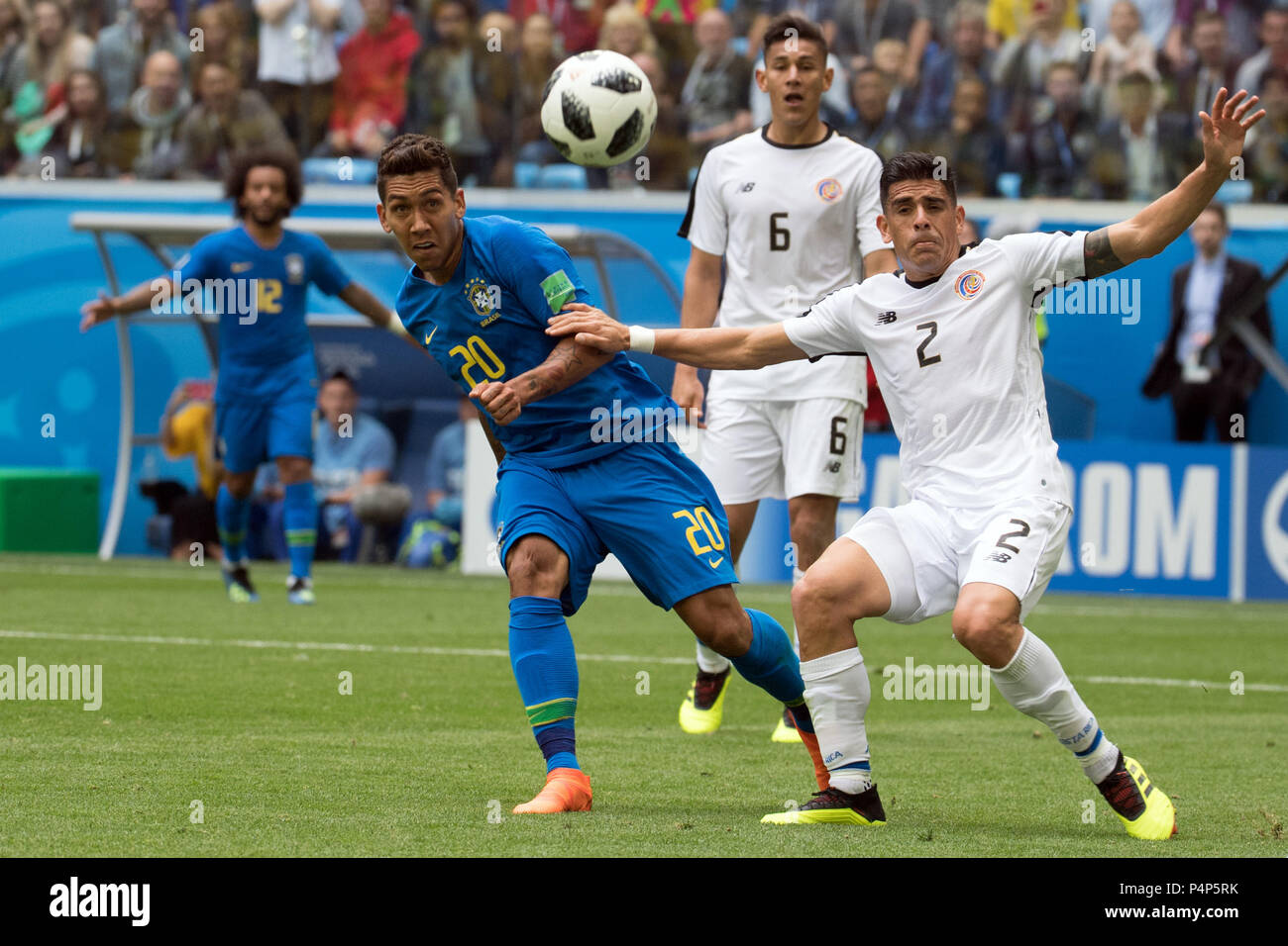 22 June 2018, Russia, Saint Petersburg, Soccer, Group E, Matchday 2 of 3, Brazil vs Costa Rica at the St. Petersburg Stadium: Roberto Firmino (L) from Brazil and Johnny Acosta from Costa Rica vie for the ball. Photo: Federico Gambarini/dpa Credit: dpa picture alliance/Alamy Live News Stock Photo