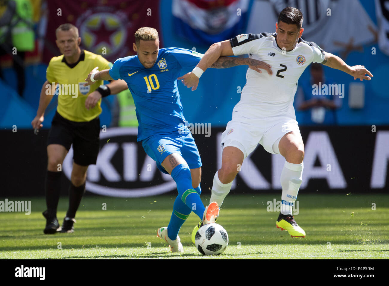 22 June 2018, Russia, Saint Petersburg, Soccer, Group E, Matchday 2 of 3, Brazil vs Costa Rica at the St. Petersburg Stadium: Neymar (L) from Brazil and Johnny Acosta from Costa Rica vie for the ball. Photo: Federico Gambarini/dpa Credit: dpa picture alliance/Alamy Live News Stock Photo
