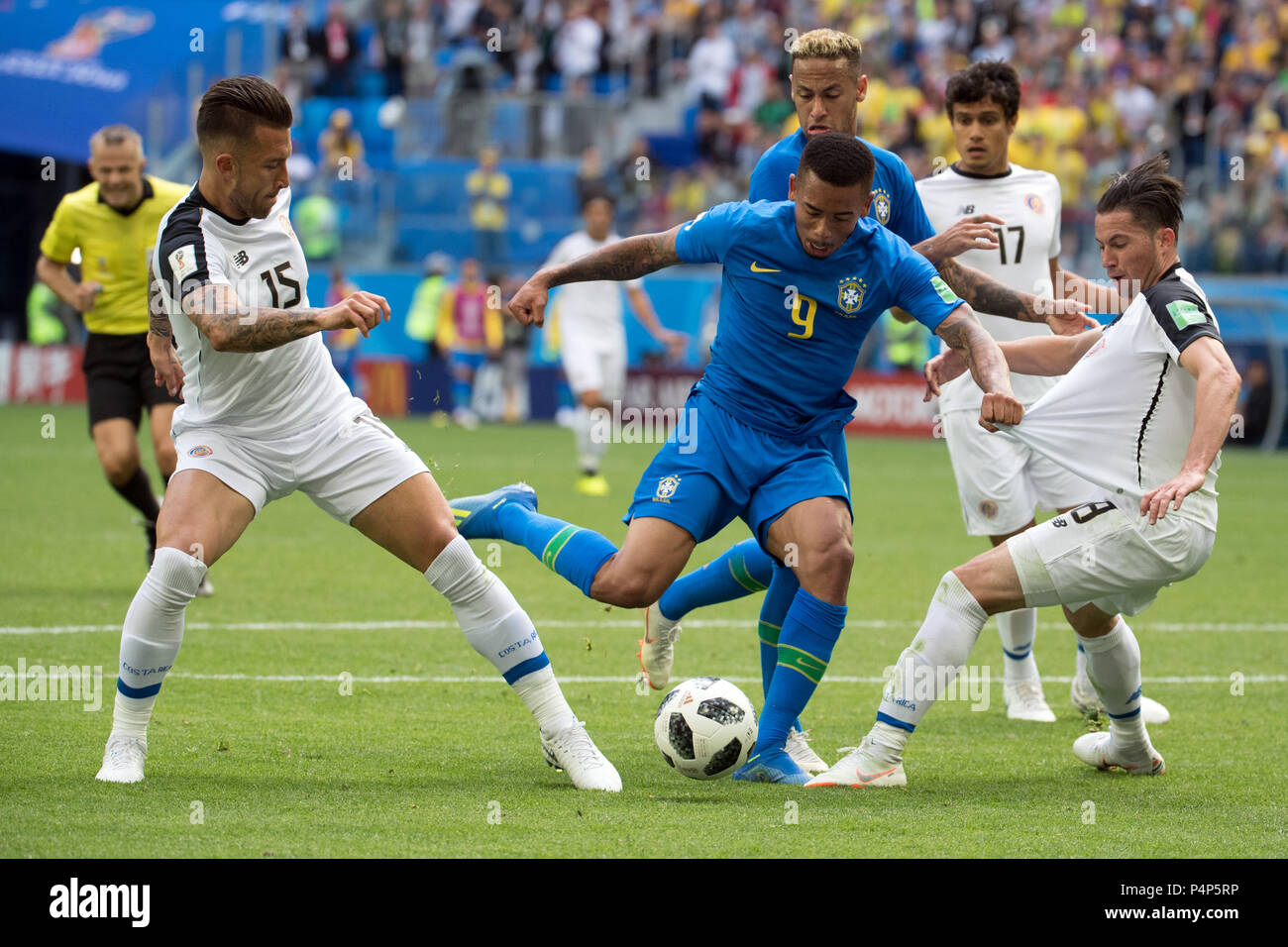 22 June 2018, Russia, Saint Petersburg, Soccer, Group E, Matchday 2 of 3, Brazil vs Costa Rica at the St. Petersburg Stadium: Gabriel Jesus (L) from Brazil and Oscar Duarte from Costa Rica vie for the ball. Photo: Federico Gambarini/dpa Credit: dpa picture alliance/Alamy Live News Stock Photo